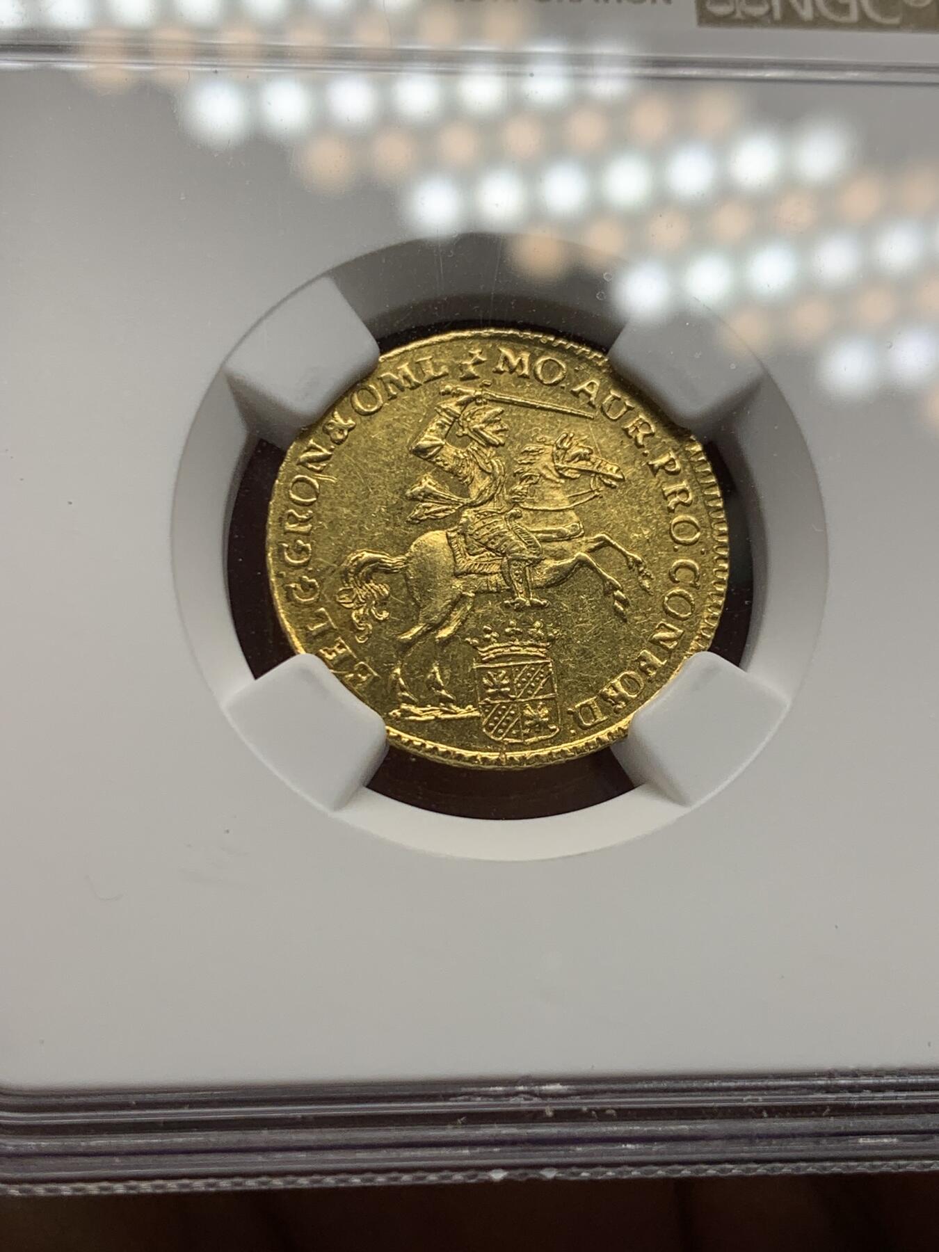 《竞宝斋》第335场 周日，周一 2场连拍 （全场包邮） 最稀少的省 NGC MS62 荷兰 1761年 格罗宁根省和奥默兰登省 7盾 马剑金币 4.965克  看到100个乌特勒支大马剑也见不到一个格罗宁根，银马剑几年没见到了，金的还好，也很缺 值得收藏
