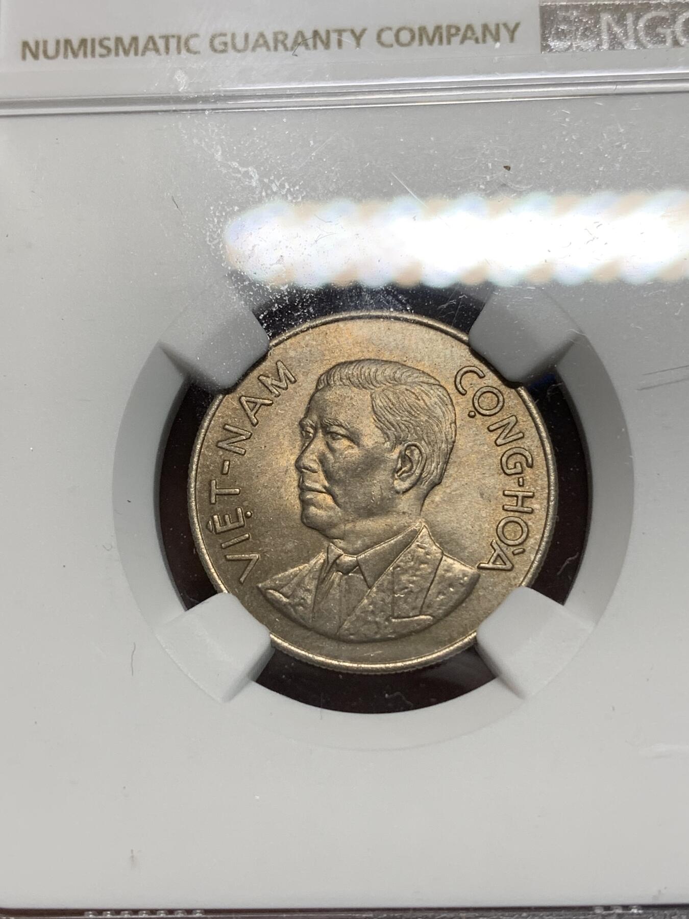 《竞宝斋》第335场 周日，周一 2场连拍 （全场包邮） NGC MS65 越南1960年吴庭艳头像1盾镍币 高分好品