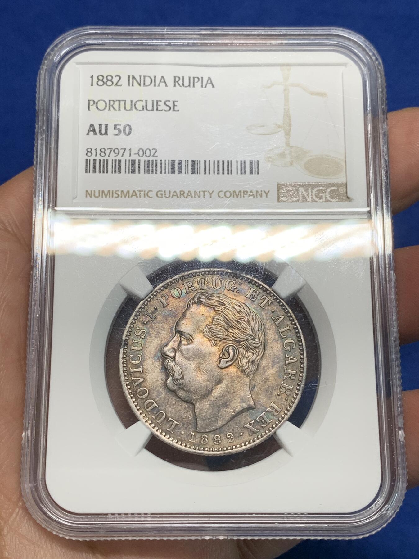 《竞宝斋》第335场 周日，周一 2场连拍 （全场包邮） NGC AU50 葡属印度1882年1卢比 原味淡紫金包浆，细节状态到位。 书价xf40-120美金 远比英属卢比稀少