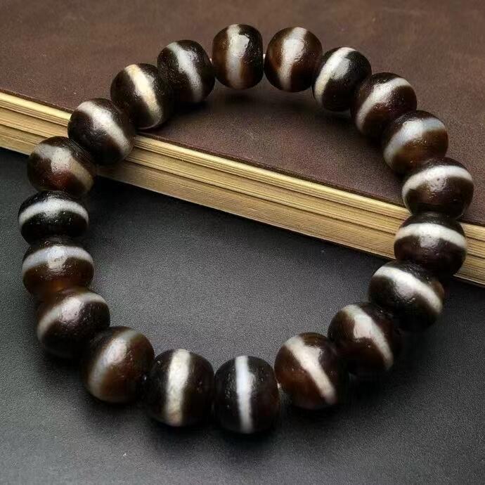 藏区回流老料一线药师手链 尺寸约12*10毫米 风化纹清晰呈现，包浆醇厚 一条可以趋吉避凶使人产生心平如镜的手链 安静，祥和是它与生俱来的独特气质。好似哈达般圣洁，执念。