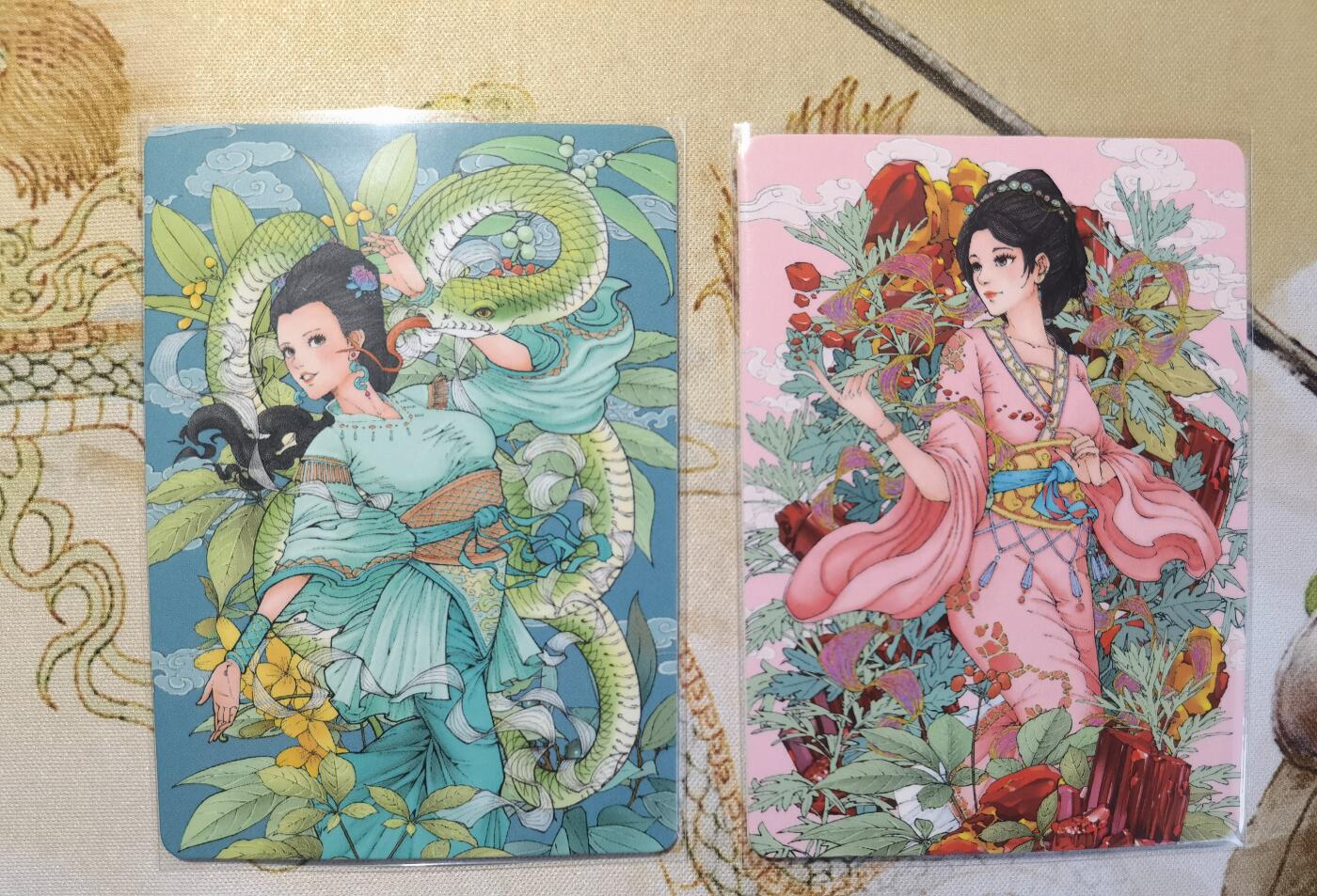 奇趣收藏卡牌拍卖第6场（全场包邮 收拍品免费上拍） 小花瓣药香2肤感卡雄黄+蛇蜕各1张63*88mm