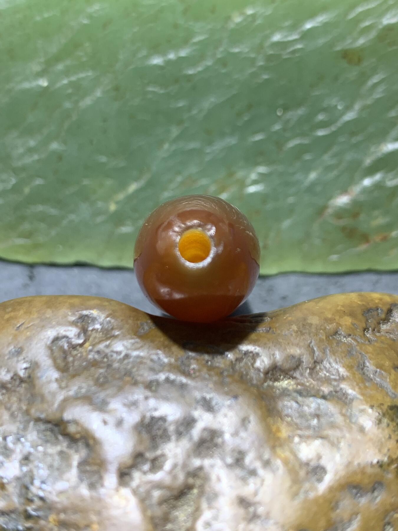 精美高玉化酒红色玛瑙随形桶珠一颗 ，