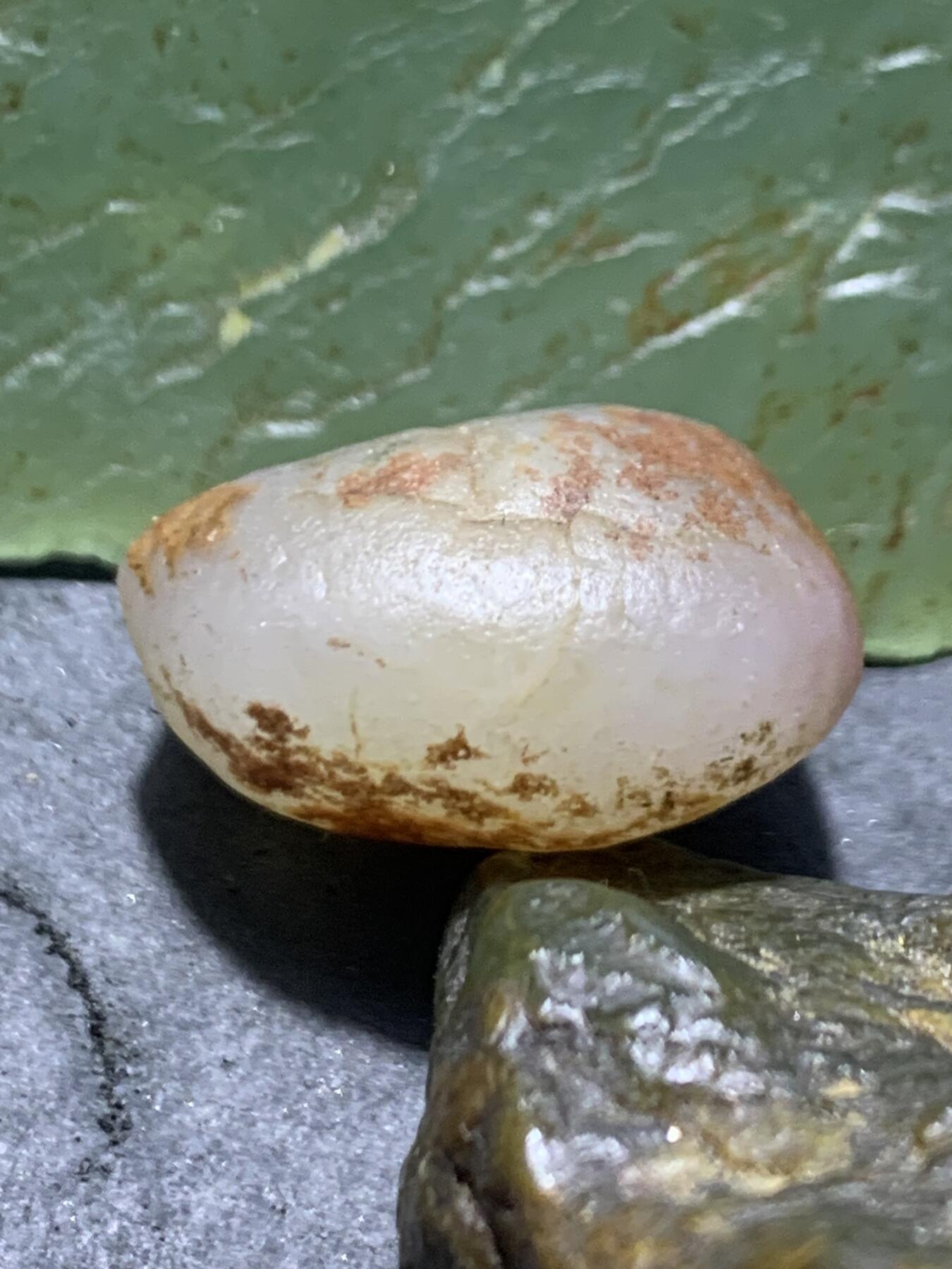 放福利！精美天然铁皮阿拉善白玛瑙原石一颗，