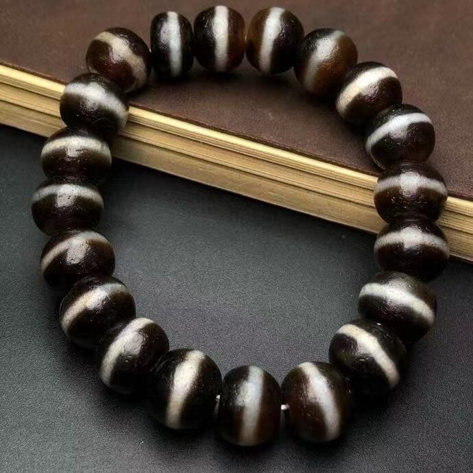 藏区回流老料一线药师手链 尺寸约12*10毫米 风化纹清晰呈现，包浆醇厚 一条可以趋吉避凶使人产生心平如镜的手链 安静，祥和是它与生俱来的独特气质。好似哈达般圣洁，执念。