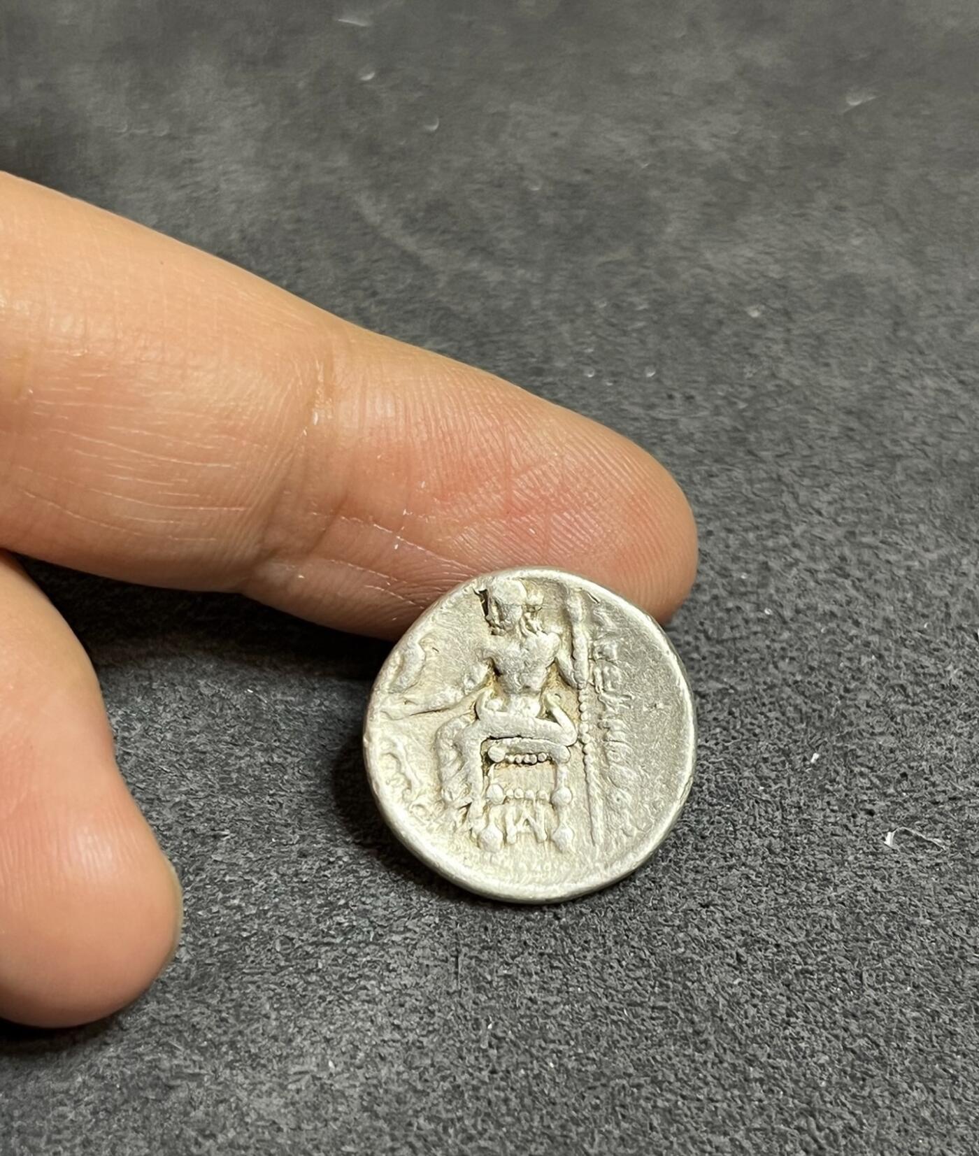 古希腊银币 马其顿国王。亚历山大三世 公元前336-323年）。萨尔迪斯的AR Drachm，公元前323-319年 正面：右边是赫拉克勒斯的头，披着狮子皮。 后面：宙斯牧师Aëtophoros左坐，双腿交叉，ΑΛΕΞΑΝΔΡΟΥ右坐；左，蜜蜂；在王座下面，A。  重量:4 1克 6毫米直径 1022