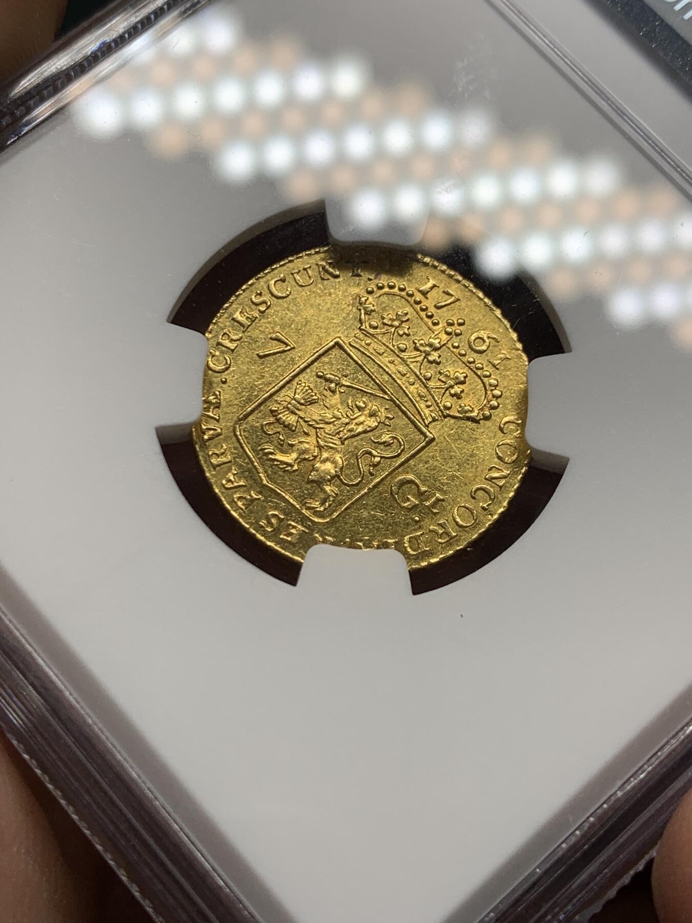 《竞宝斋》第335场 周日，周一 2场连拍 （全场包邮） 最稀少的省 NGC MS62 荷兰 1761年 格罗宁根省和奥默兰登省 7盾 马剑金币 4.965克  看到100个乌特勒支大马剑也见不到一个格罗宁根，银马剑几年没见到了，金的还好，也很缺 值得收藏