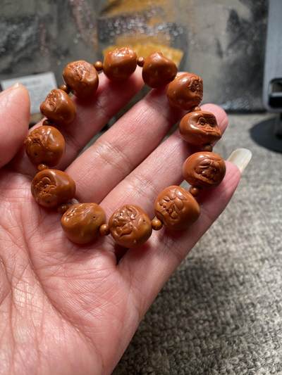 苏工核雕手工文化年底放漏 - 福利苏工核雕纯手工异型铁核怪脸百态，质地红润，美不胜收，个性十足，等待有缘人，尺寸1。55x1。3喜欢的来