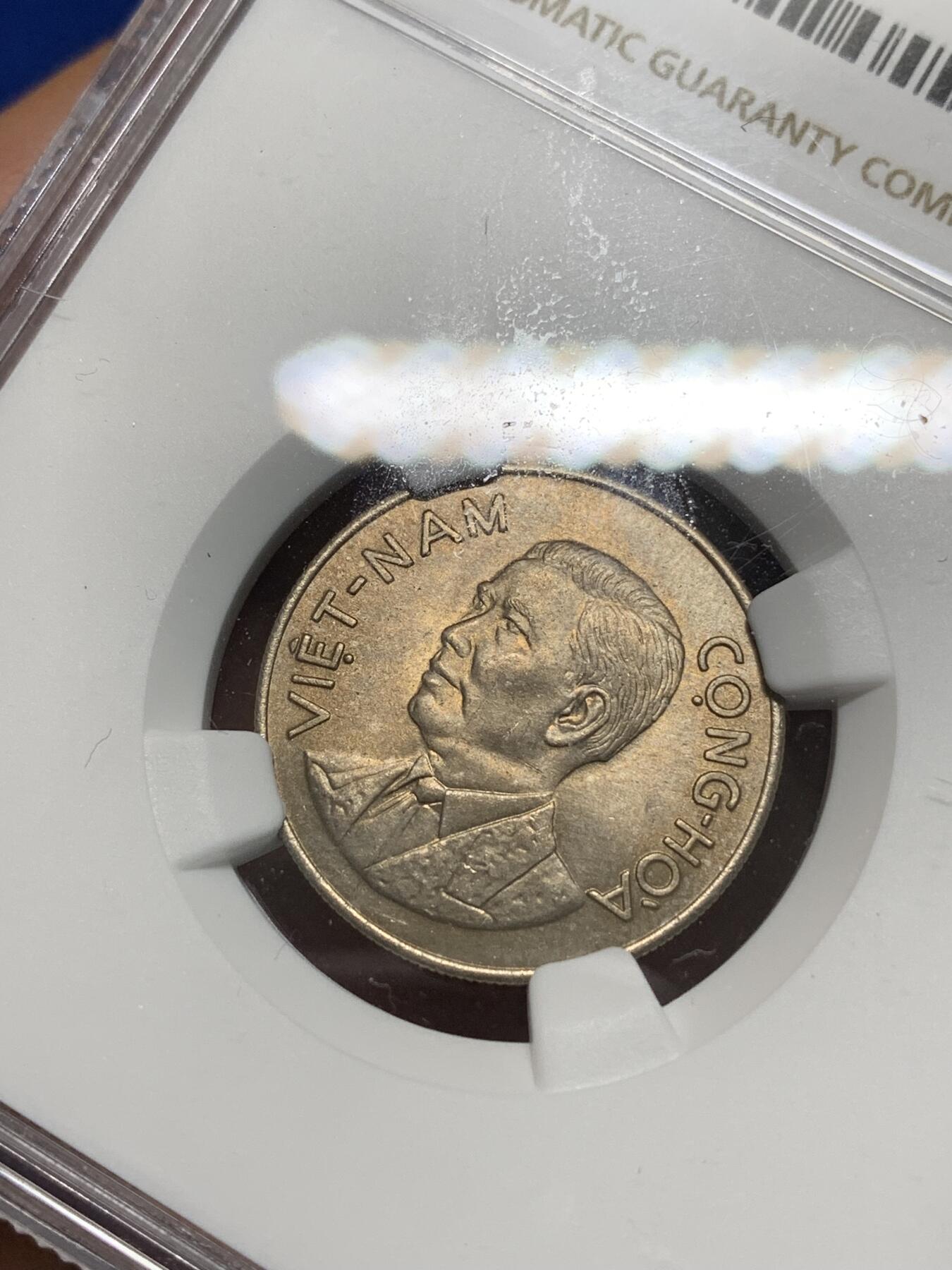 《竞宝斋》第335场 周日，周一 2场连拍 （全场包邮） NGC MS65 越南1960年吴庭艳头像1盾镍币 高分好品