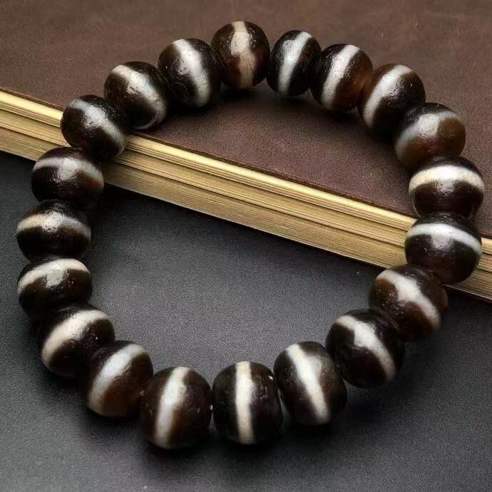 藏区回流老料一线药师手链 尺寸约12*10毫米 风化纹清晰呈现，包浆醇厚 一条可以趋吉避凶使人产生心平如镜的手链 安静，祥和是它与生俱来的独特气质。好似哈达般圣洁，执念。