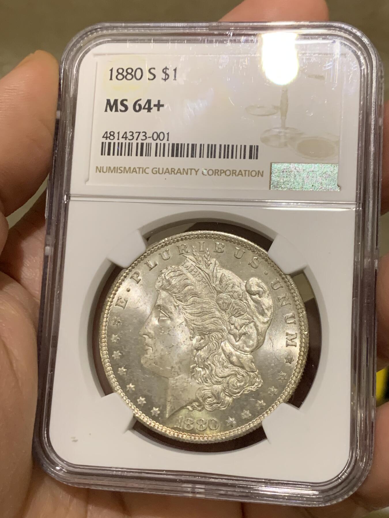 《竞宝斋》第335场 周日，周一 2场连拍 （全场包邮） NGC MS64+ 美国1880-S 摩根1美元银币 一枚到位的1880年摩根 整体PL底板 加号非常少见 羽毛全深打 可藏