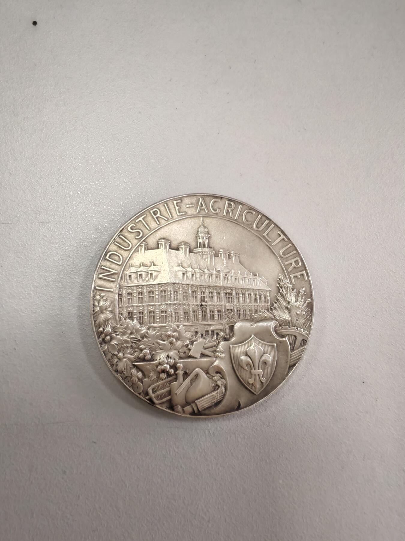 长老汇龙年精选第三十四场拍卖 法国农业银章，49.85克，47MM，边有银标