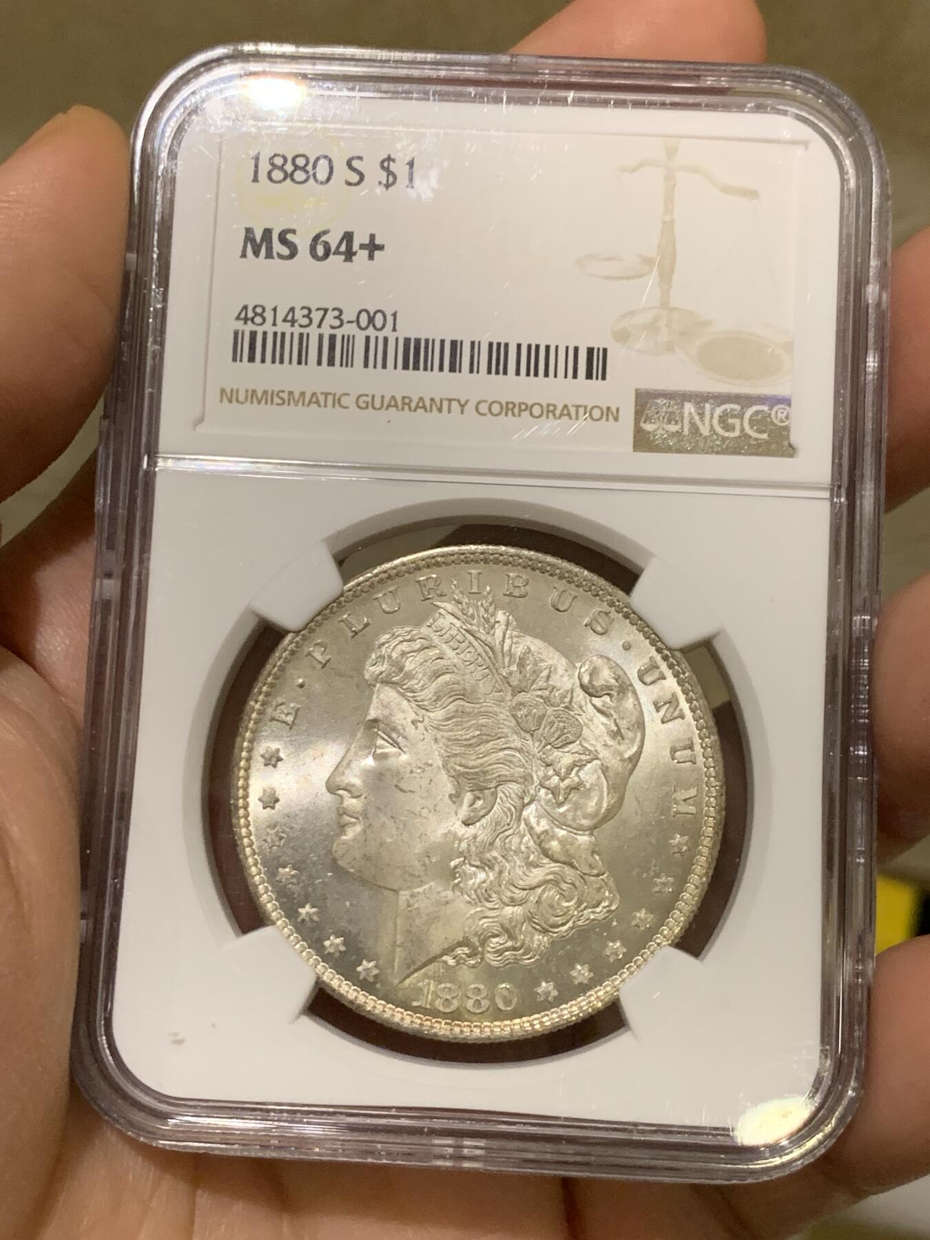 《竞宝斋》第335场 周日，周一 2场连拍 （全场包邮） NGC MS64+ 美国1880-S 摩根1美元银币 一枚到位的1880年摩根 整体PL底板 加号非常少见 羽毛全深打 可藏