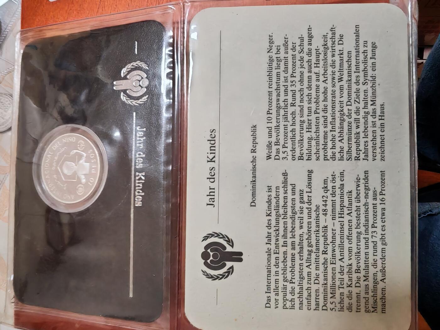 长老汇龙年精选第三十五场拍卖 1982多米尼加儿童年10比索精制银币，黑卡