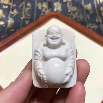 【弥勒笑佛】，中国工艺美术王金亮大师手工雕刻，尺寸：40×31×23mm。带手工收藏证书 - 【弥勒笑佛】，中国工艺美术王金亮大师手工雕刻，尺寸：40×31×23mm。带手工收藏证书