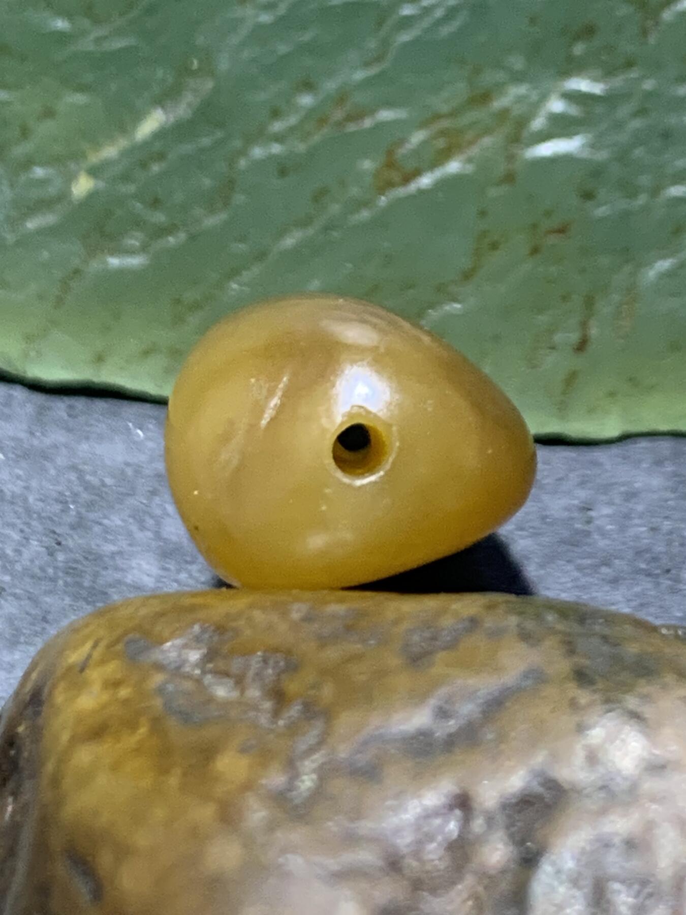精美糖料和田玉独籽随形珠子一颗，