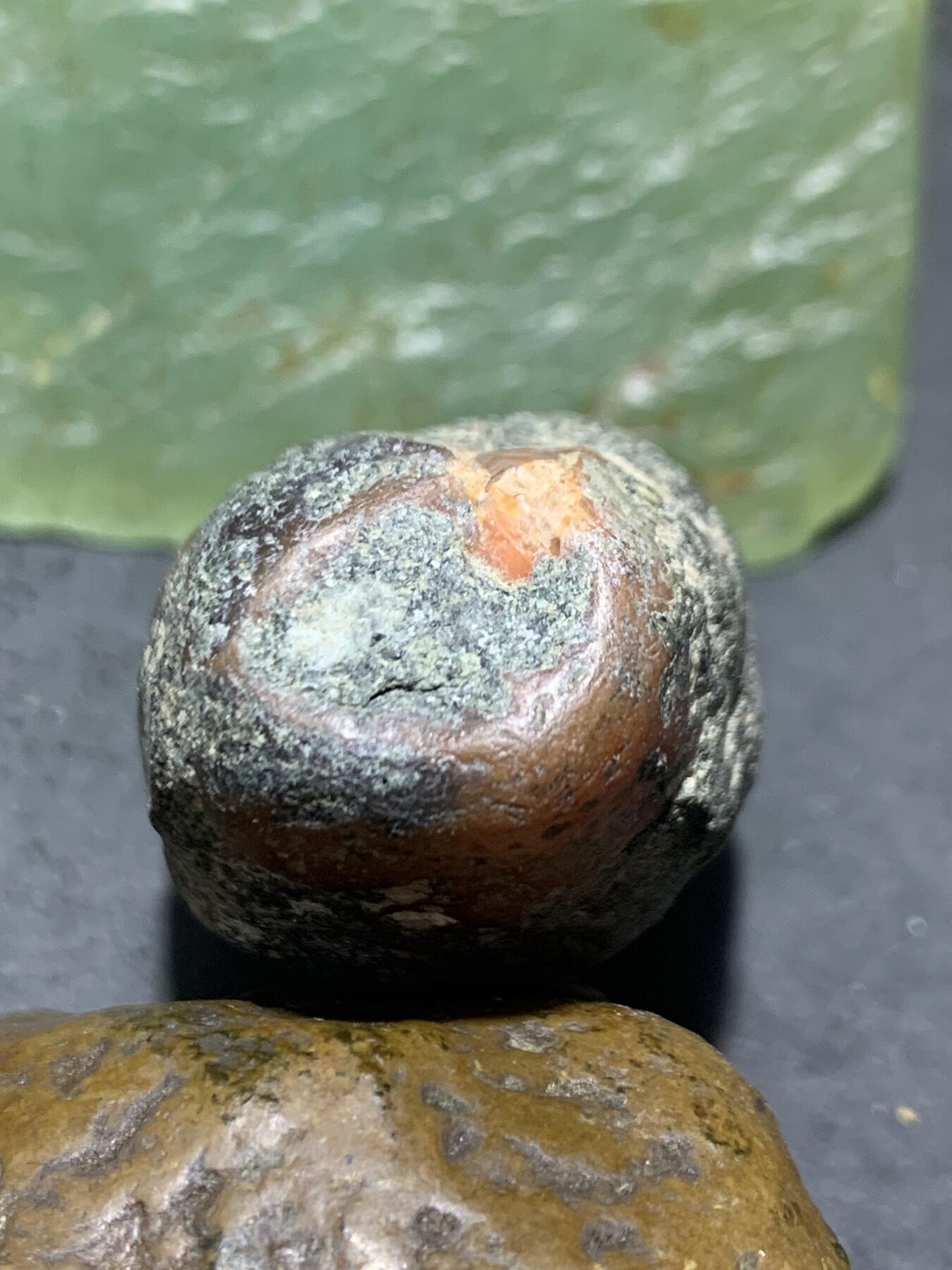 精美冰红双色开窗料南红玛瑙原石一颗，