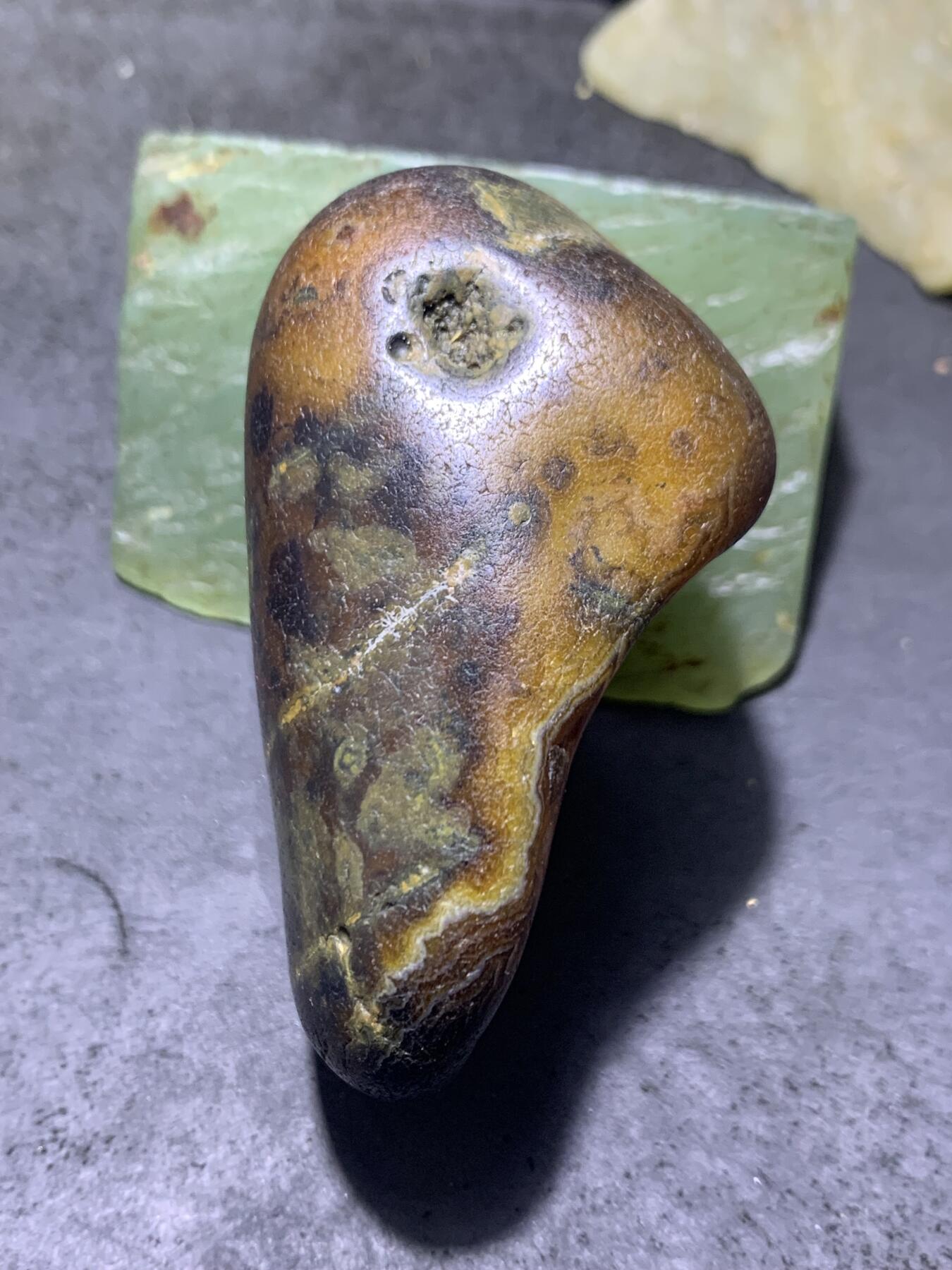 精美天然黑油皮马达加斯加玛瑙原石把件，摆件一个