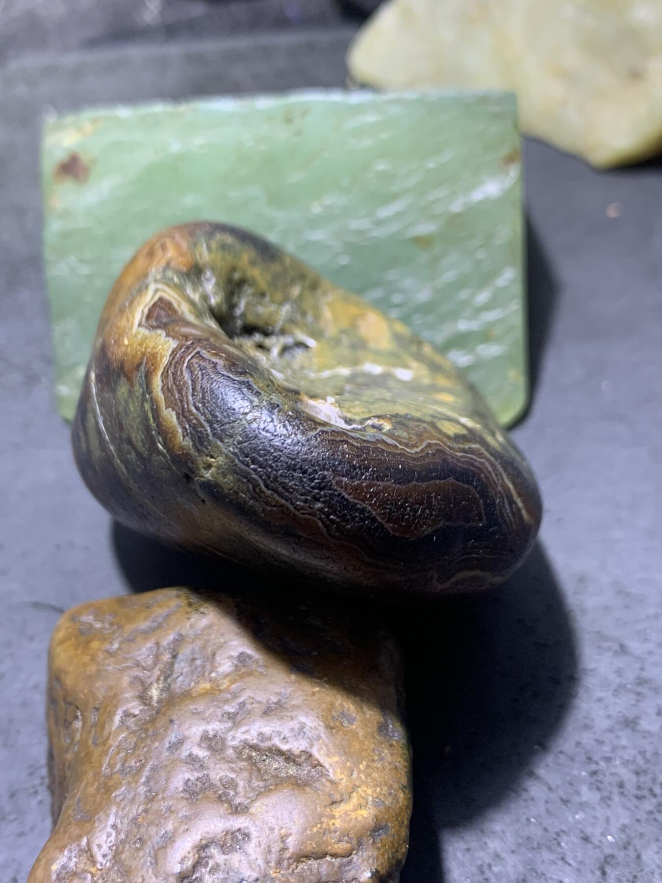 精美天然黑油皮马达加斯加玛瑙原石把件，摆件一个