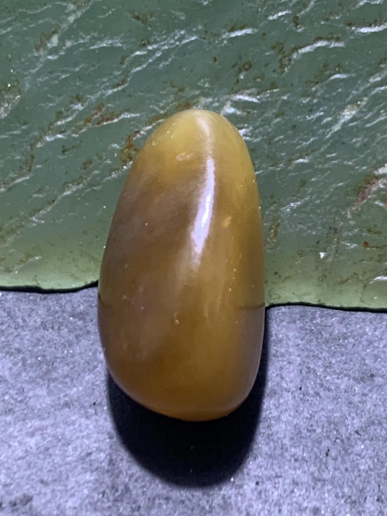精美糖料和田玉独籽随形珠子一颗，