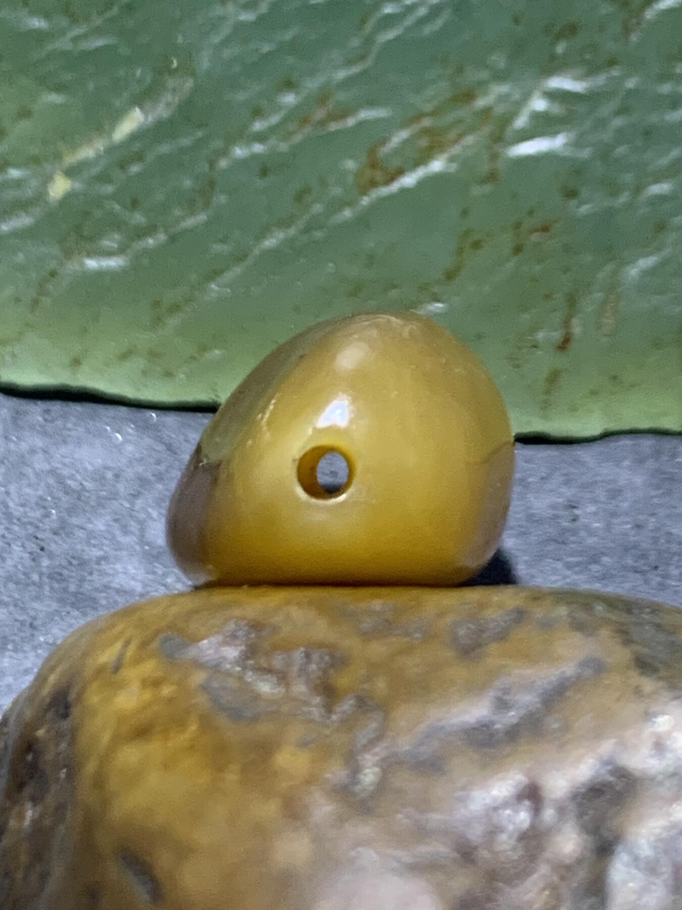 精美糖料和田玉独籽随形珠子一颗，