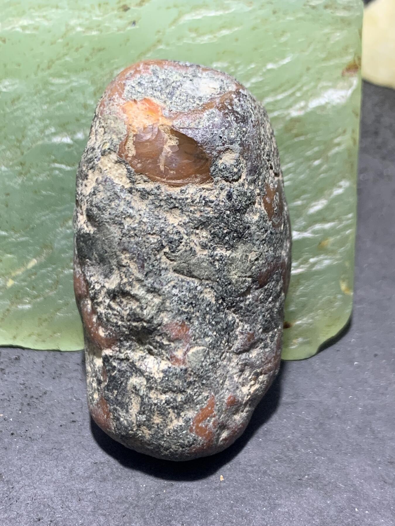 精美冰红双色开窗料南红玛瑙原石一颗，