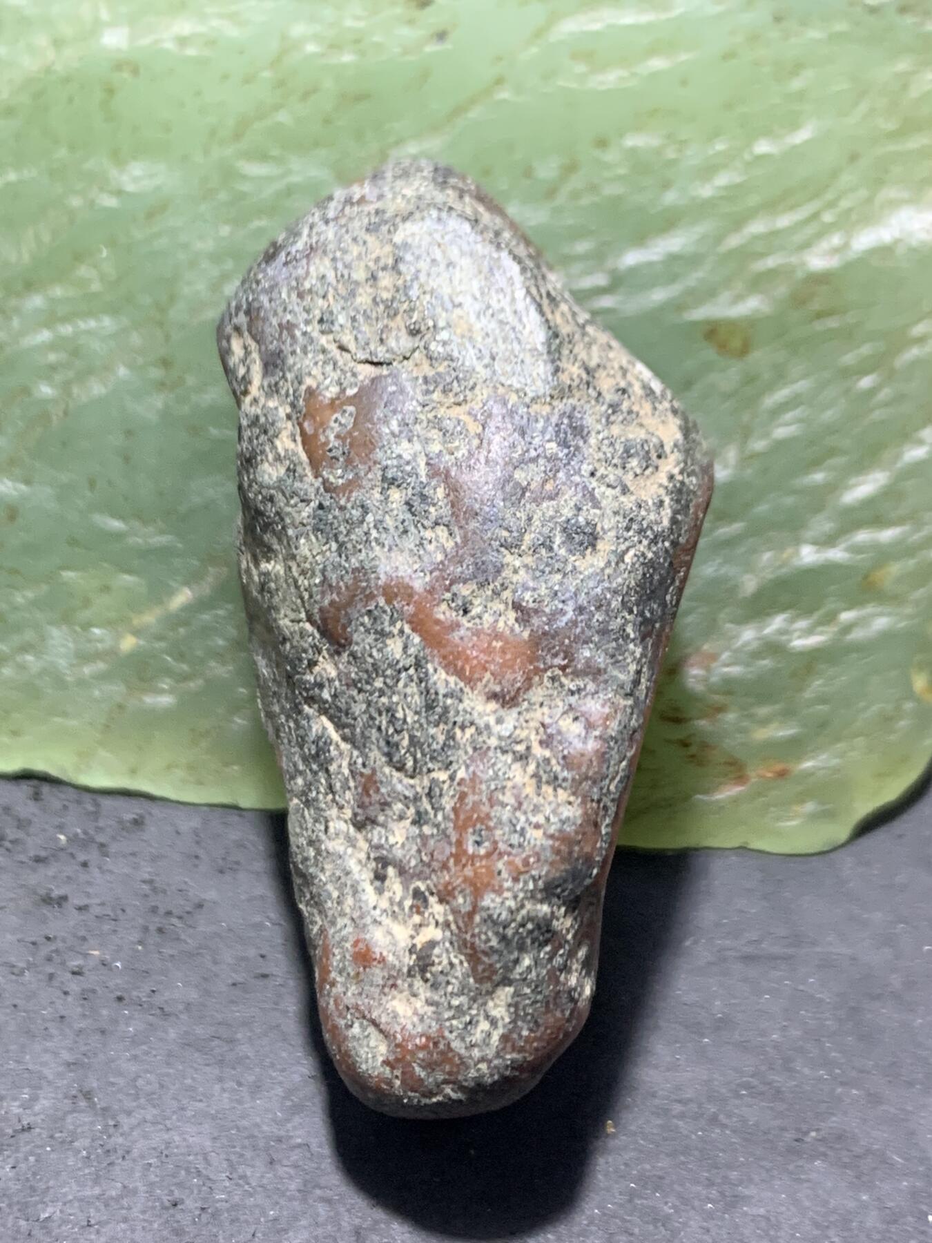 精美冰红双色开窗料南红玛瑙原石一颗，