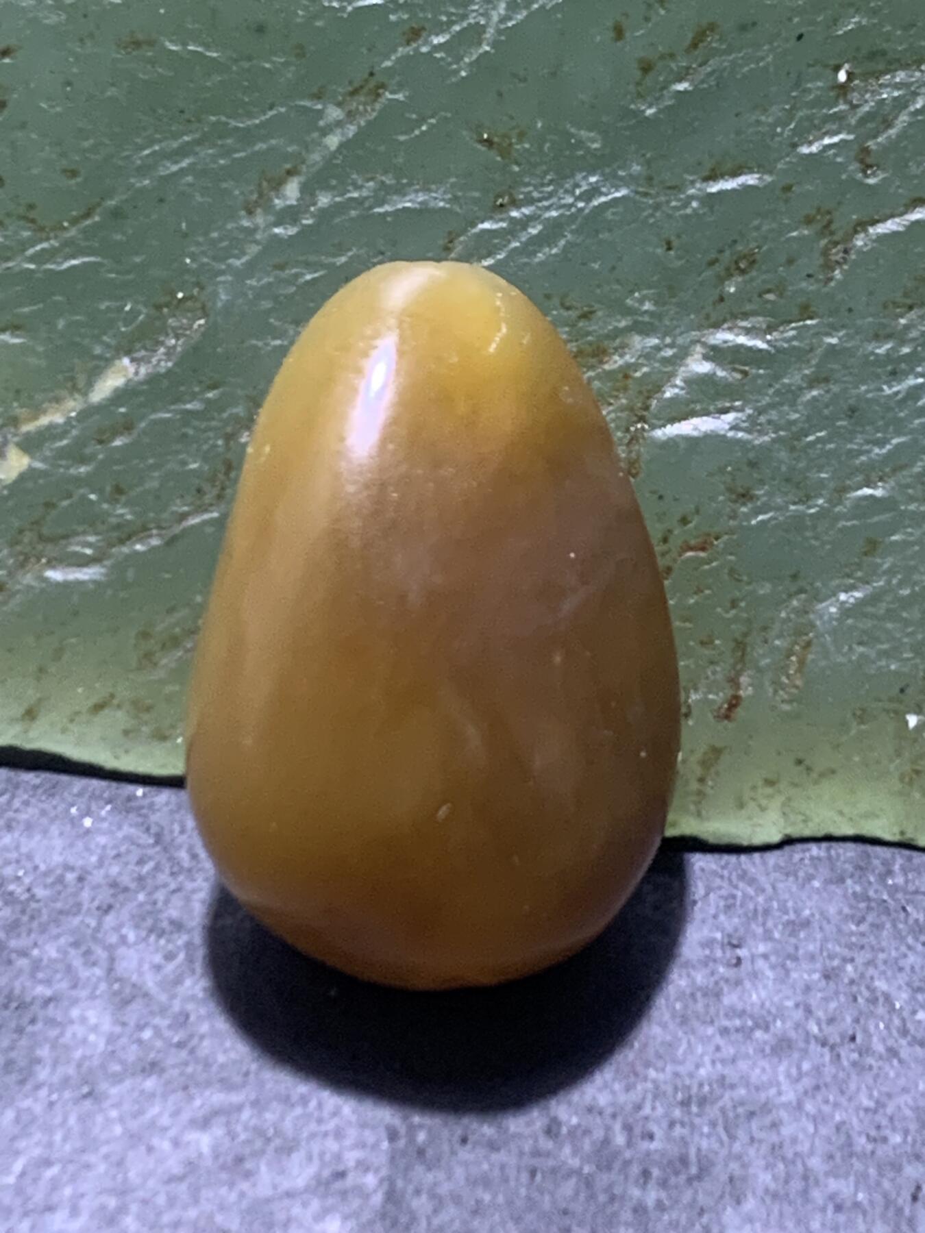 精美糖料和田玉独籽随形珠子一颗，