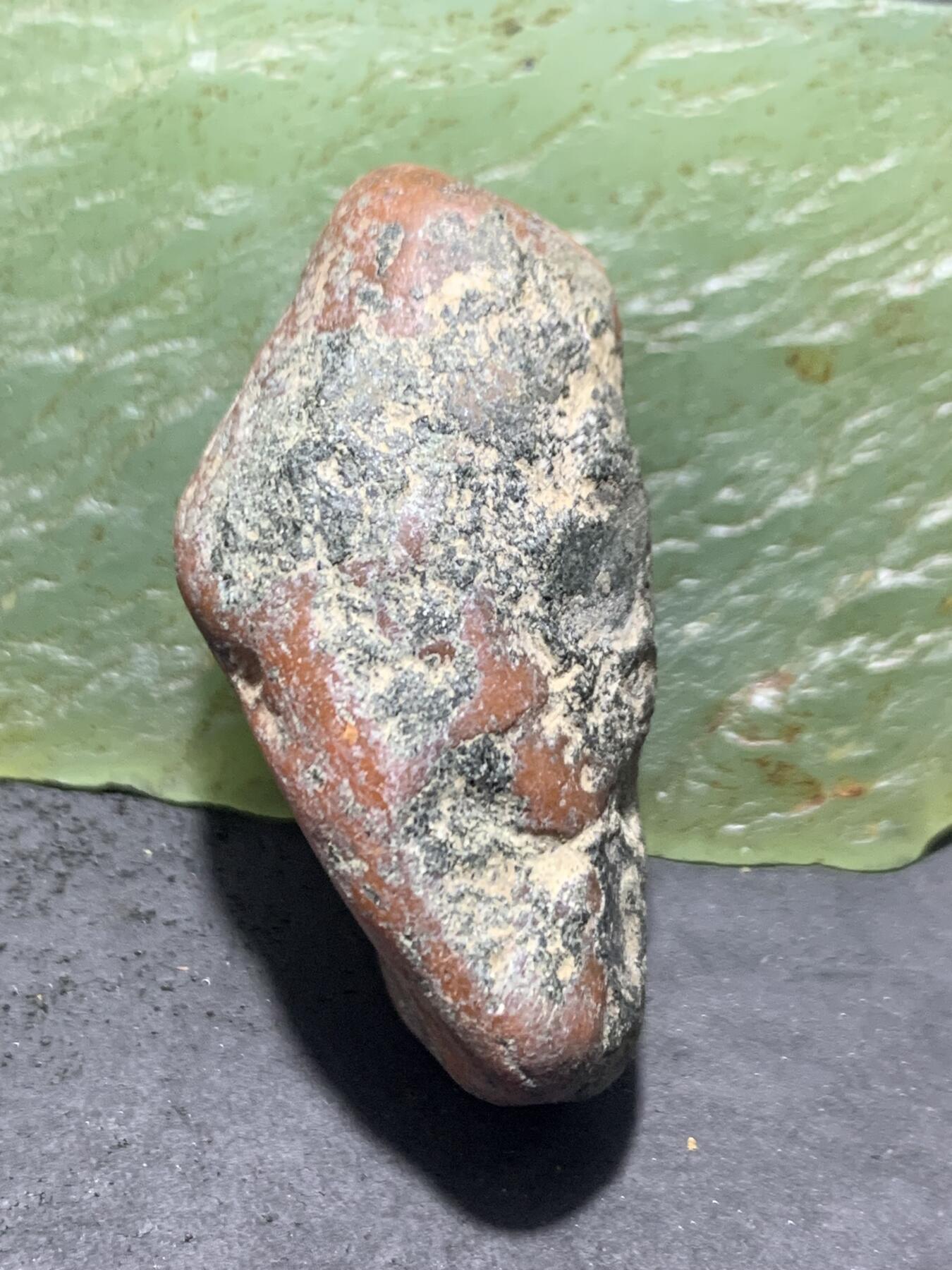 精美冰红双色开窗料南红玛瑙原石一颗，