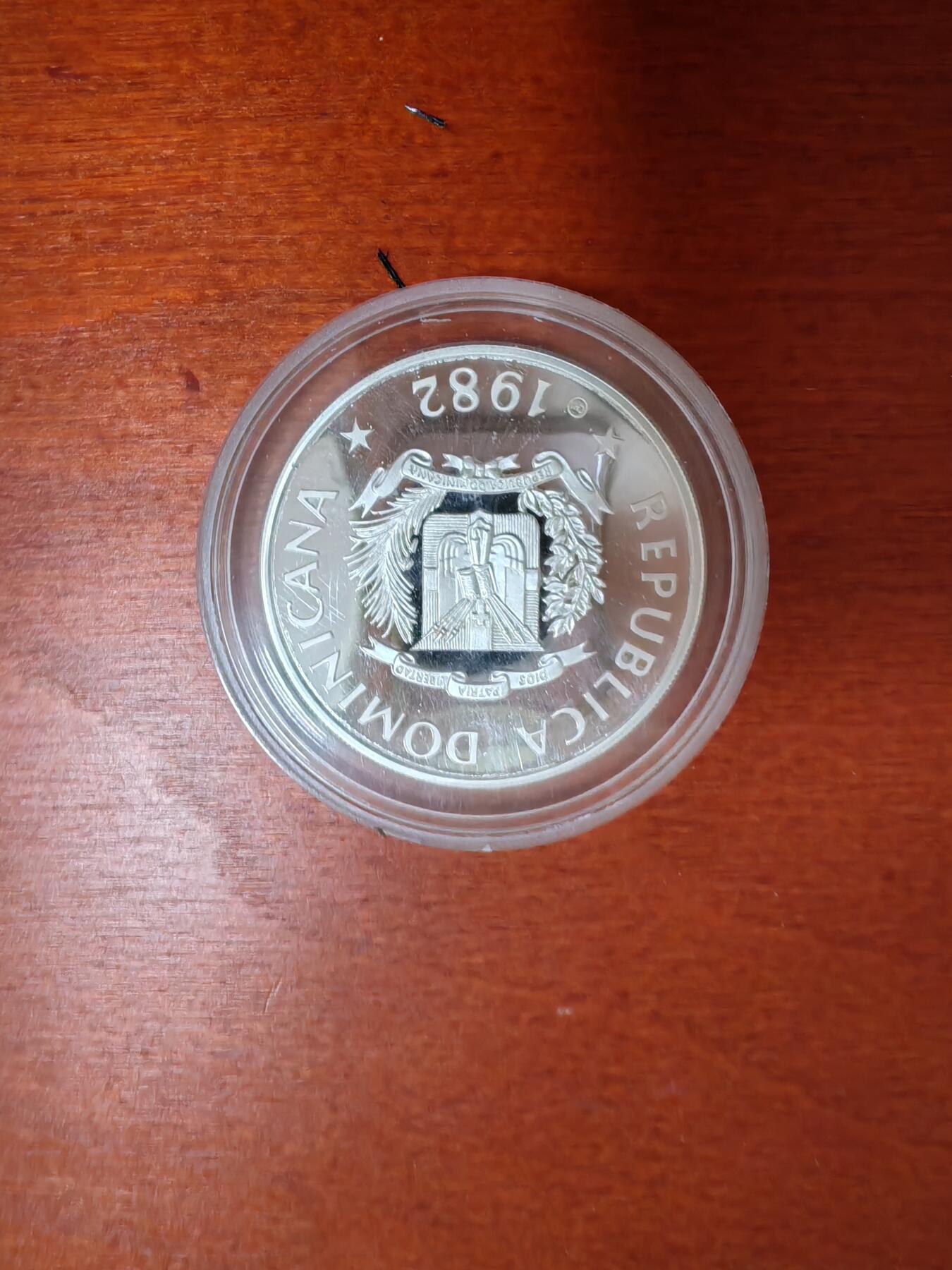 长老汇龙年精选第三十五场拍卖 1982多米尼加儿童年10比索精制银币，黑卡