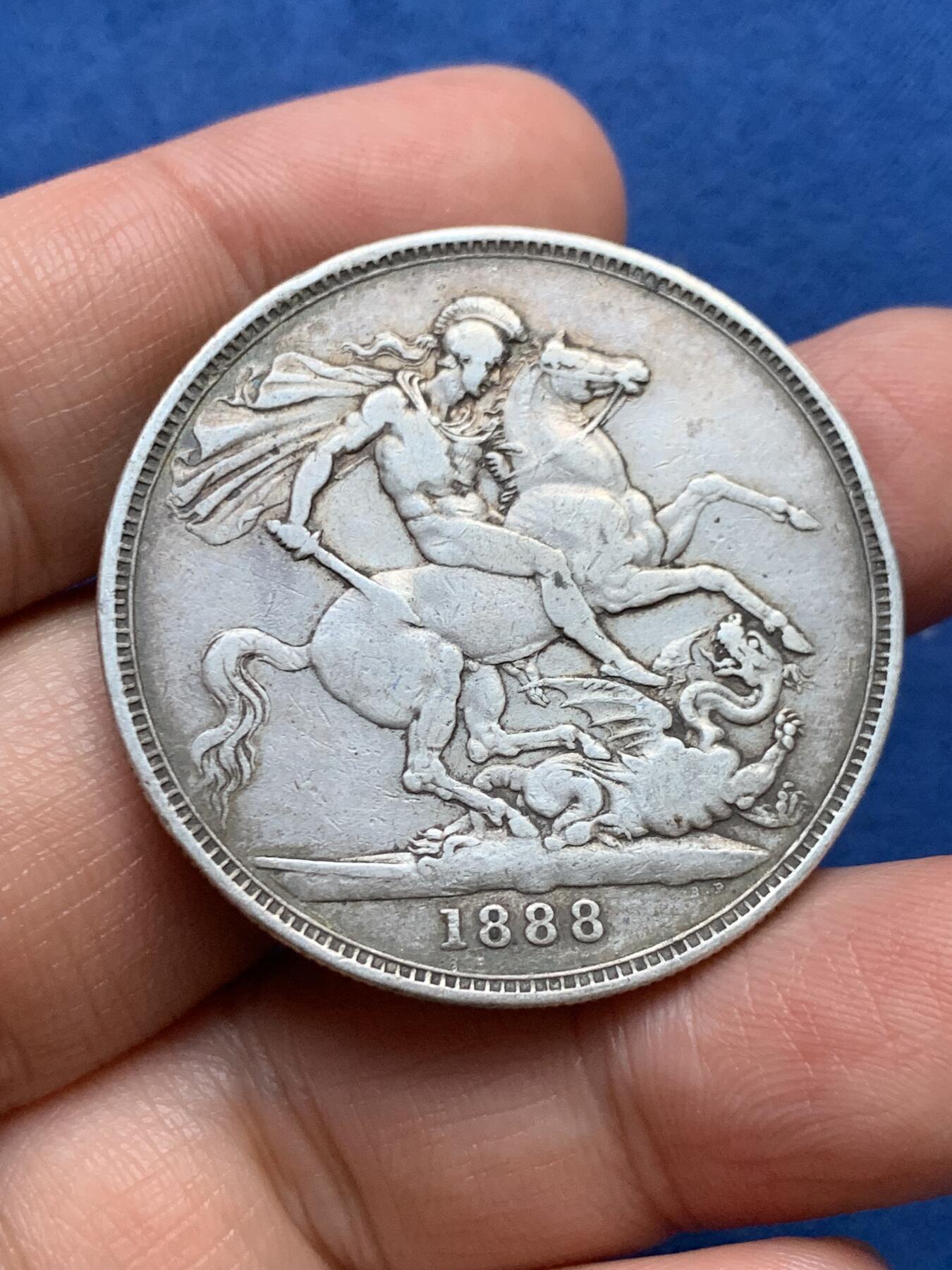 《竞宝斋》第336场 周日，周一 2场连拍 （全场包邮） 英国1888年维多利亚高冠1克朗马剑银币