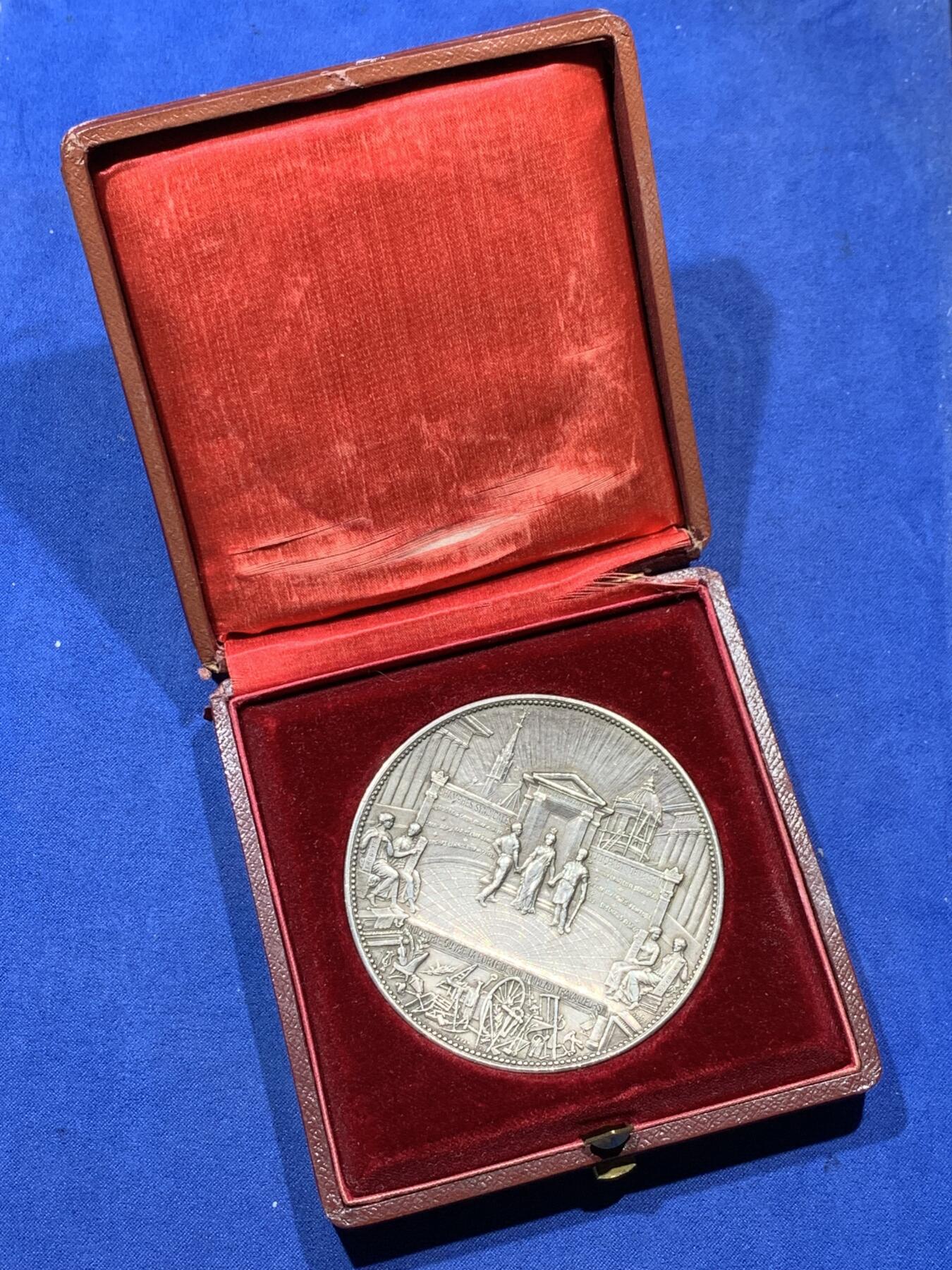 《竞宝斋》第336场 周日，周一 2场连拍 （全场包邮） 1909年法国塞纳工业及建筑商会获奖银章，带原盒，直径72毫米，重198克，法国经典名章。