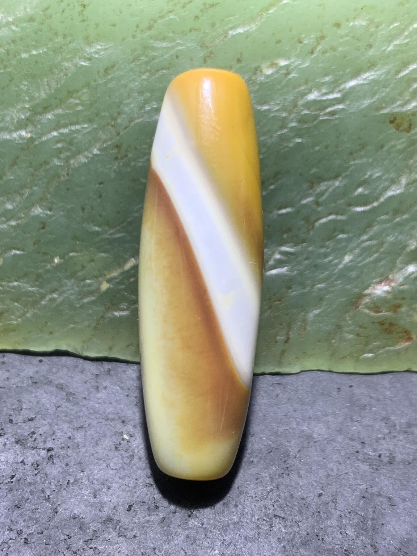 精美高玉化缠丝玛瑙随形桶珠一个，