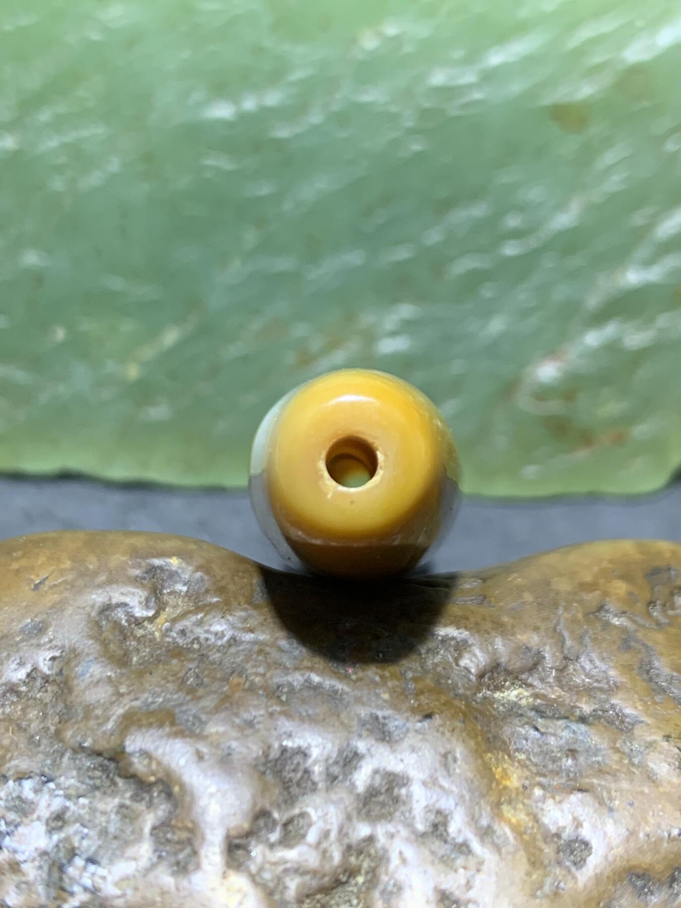 精美高玉化缠丝玛瑙随形桶珠一个，