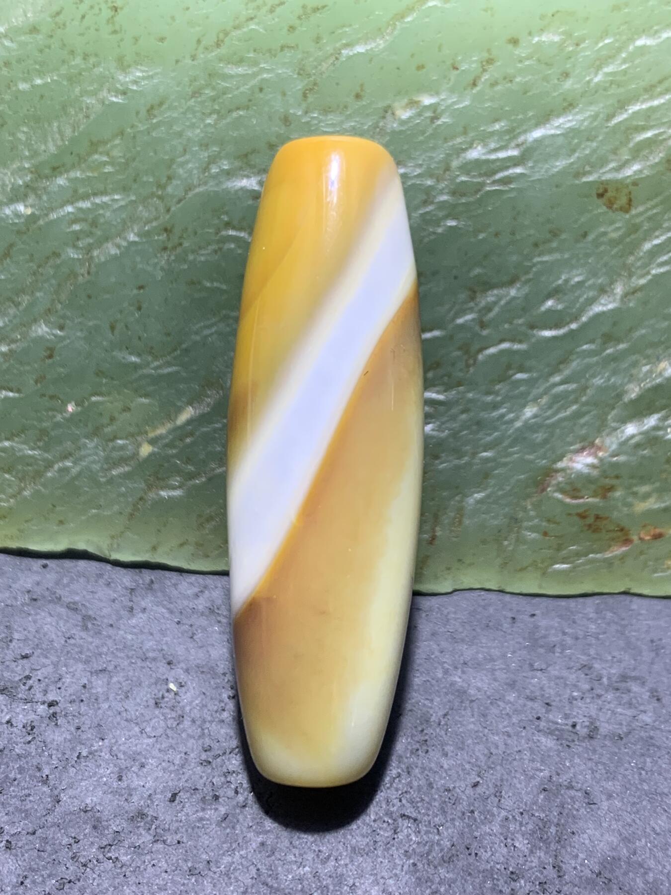 精美高玉化缠丝玛瑙随形桶珠一个，