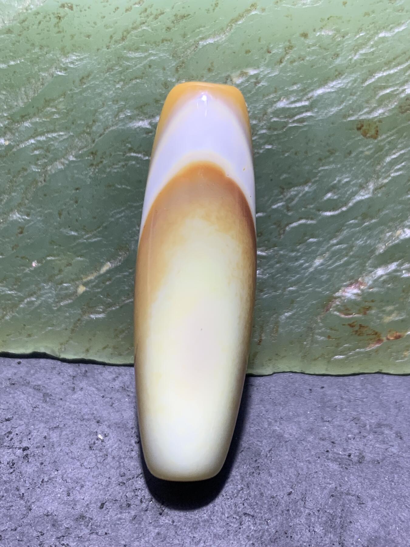 精美高玉化缠丝玛瑙随形桶珠一个，