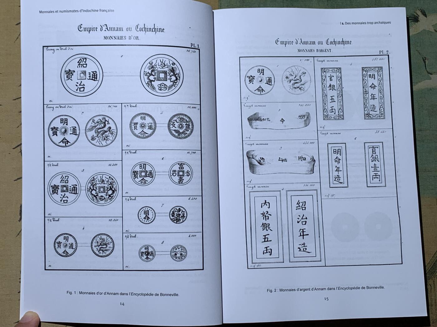 《竞宝斋》第336场 周日，周一 2场连拍 （全场包邮） 法属印度支那的硬币与钱币目录，作者对越南、老挝和柬埔寨的货币历史提供了尽可能完整的研究。绝非市面上常见的简单图录类书籍，而是对造币历史进行了非常详尽的背景研究，非常适合深入学习