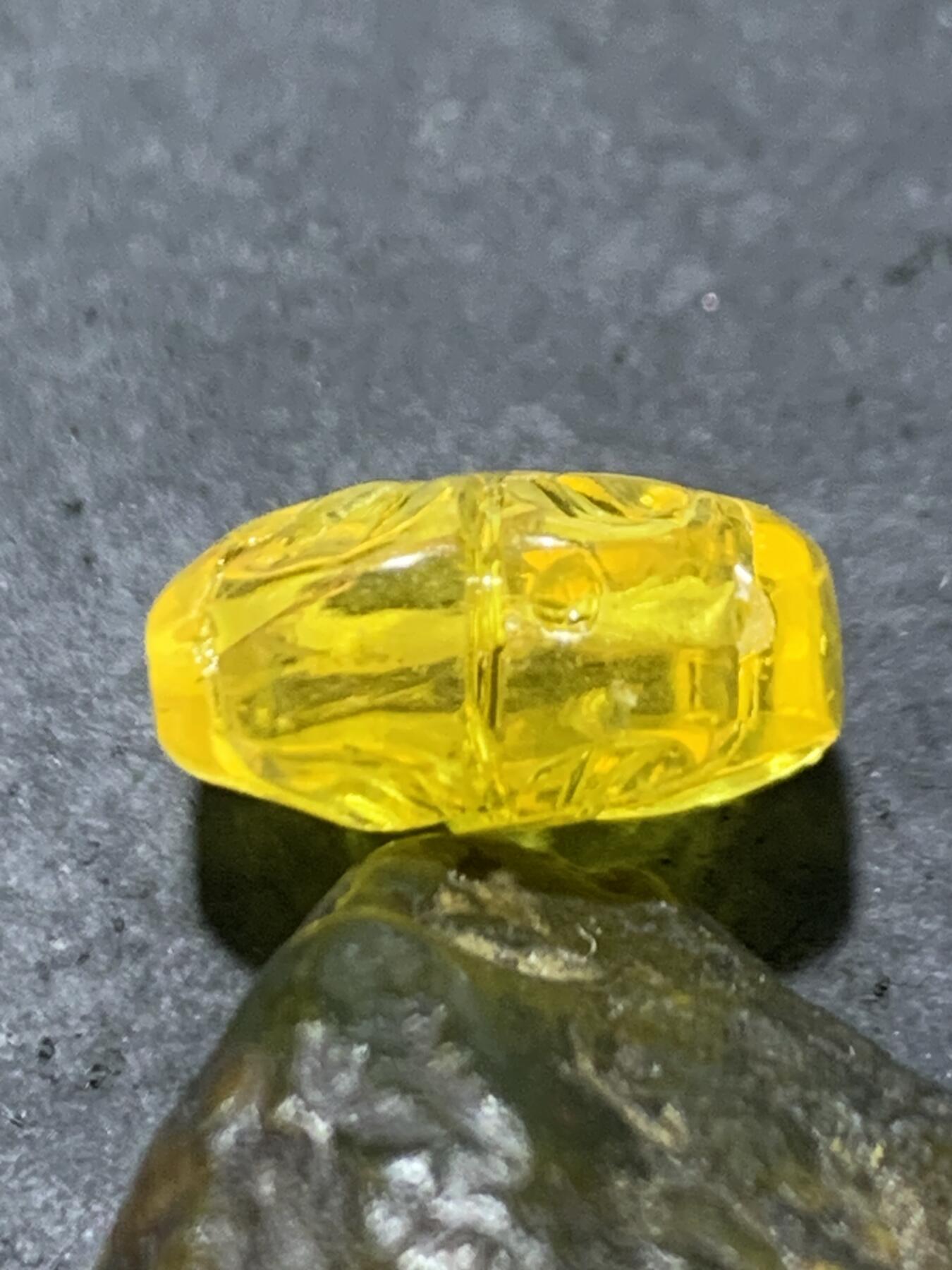 天然乌克兰原矿蜜蜡雕刻太阳花通货背云（板珠，吊坠)一个，