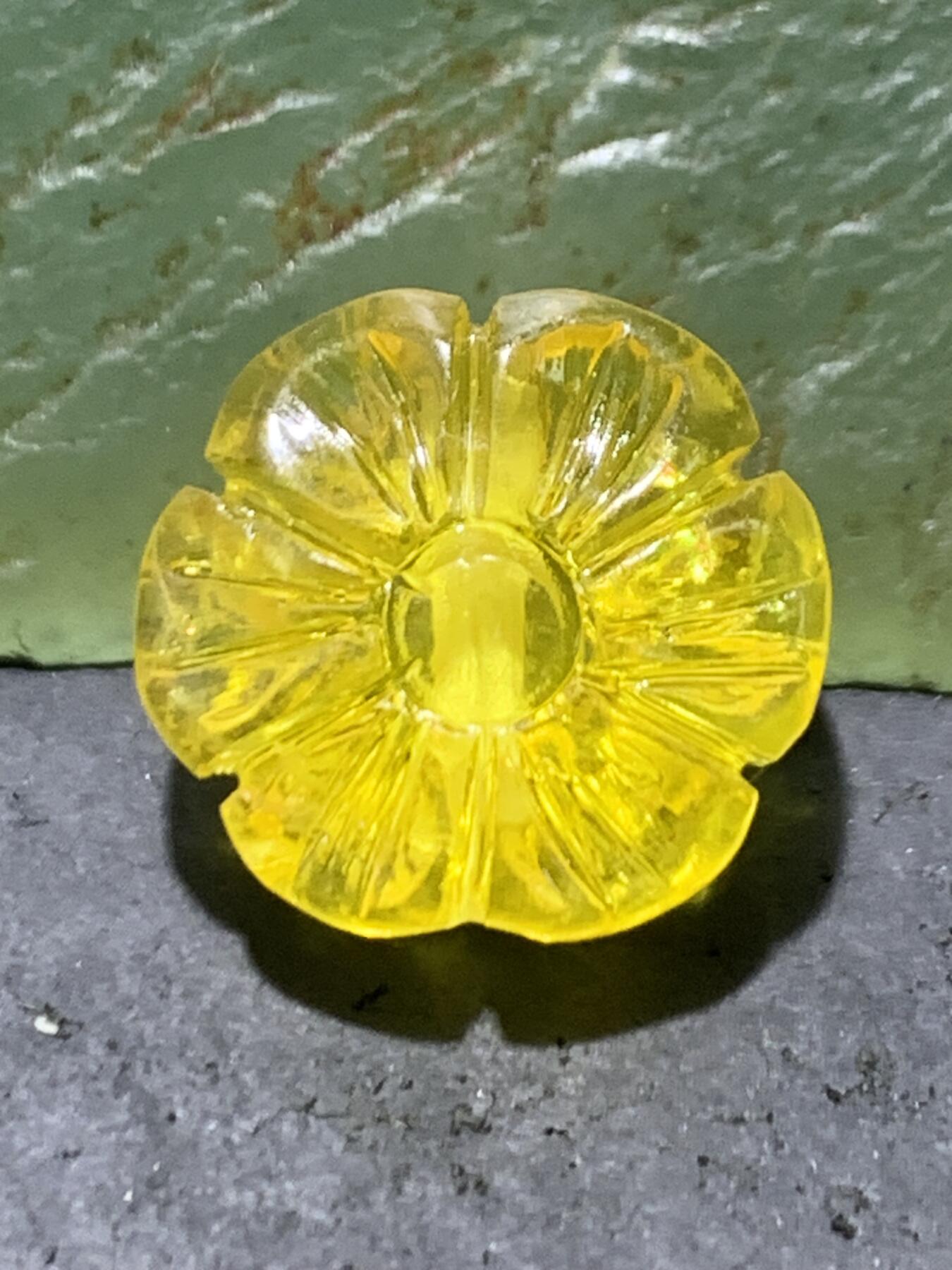 天然乌克兰原矿蜜蜡雕刻太阳花通货背云（板珠，吊坠)一个，