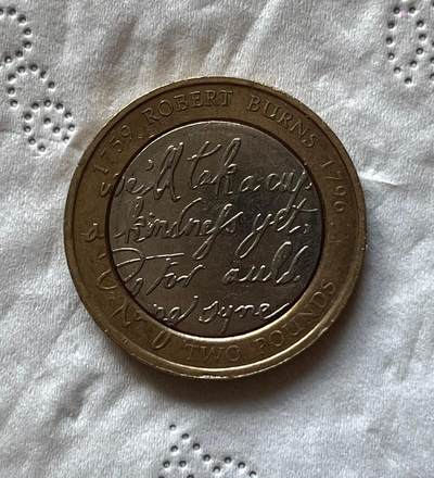英国2英镑双金属纪念币，纪念罗伯特·伯恩斯诞辰250周年（《友谊天长地久》的作者，用苏格兰方言写成），纪念币于2009年发行，发行量为3253000枚，品相如图，按图发货，喜欢可以直接拍 - 英国2英镑双金属纪念币，纪念罗伯特·伯恩斯诞辰250周年（《友谊天长地久》的作者，用苏格兰方言写成），纪念币于2009年发行，发行量为3253000枚，品相如图，按图发货，喜欢可以直接拍