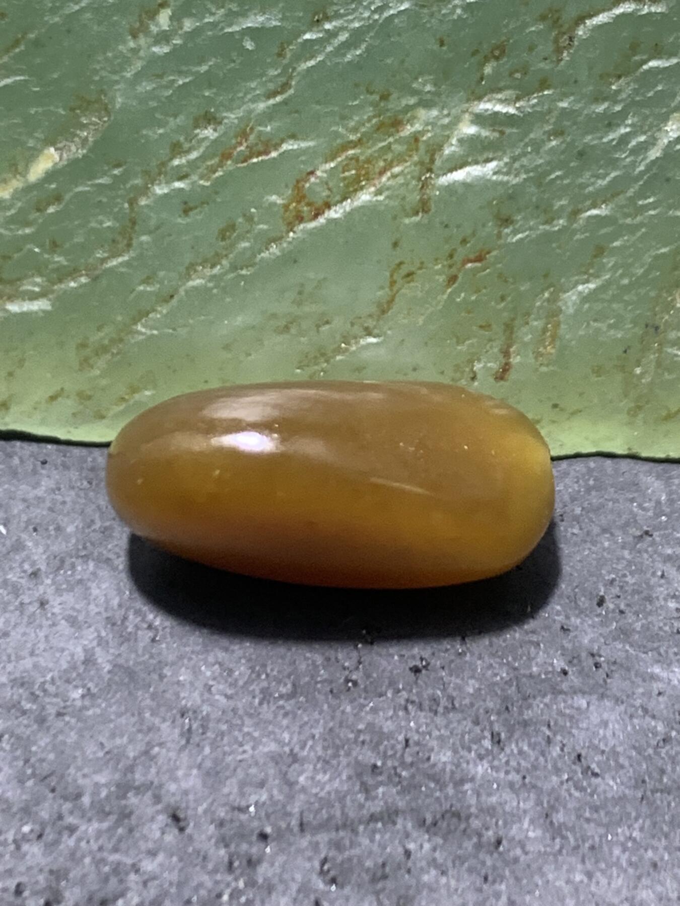 精美糖料和田玉独籽随形珠子一颗