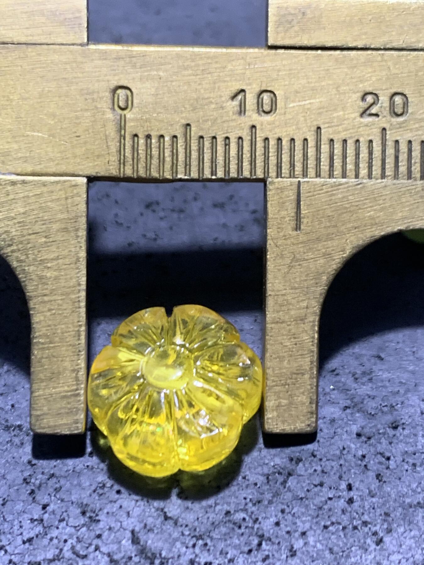 天然乌克兰原矿蜜蜡雕刻太阳花通货背云（板珠，吊坠)一个，