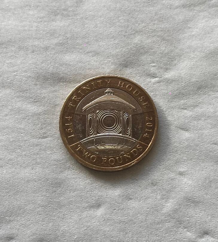 英国2英镑双金属硬币,英国是个海权国家，他们的海权商会组织一直为英国的水路安全勤勤恳恳服务了500年，这个组织最早成立英国的三一学院。这枚硬币的图案是一座灯塔，也有领航的意思，硬币于2014年发行,发行量为3705000枚,品相如图,按图发货,保真。喜欢可以直接拍,也可以点“我想要”咨询细节
