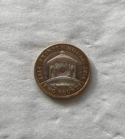 英国2英镑双金属硬币,英国是个海权国家，他们的海权商会组织一直为英国的水路安全勤勤恳恳服务了500年，这个组织最早成立英国的三一学院。这枚硬币的图案是一座灯塔，也有领航的意思，硬币于2014年发行,发行量为3705000枚,品相如图,按图发货,保真。喜欢可以直接拍,也可以点“我想要”咨询细节 - 英国2英镑双金属硬币,英国是个海权国家，他们的海权商会组织一直为英国的水路安全勤勤恳恳服务了500年，这个组织最早成立英国的三一学院。这枚硬币的图案是一座灯塔，也有领航的意思，硬币于2014年发行,发行量为3705000枚,品相如图,按图发货,保真。喜欢可以直接拍,也可以点“我想要”咨询细节