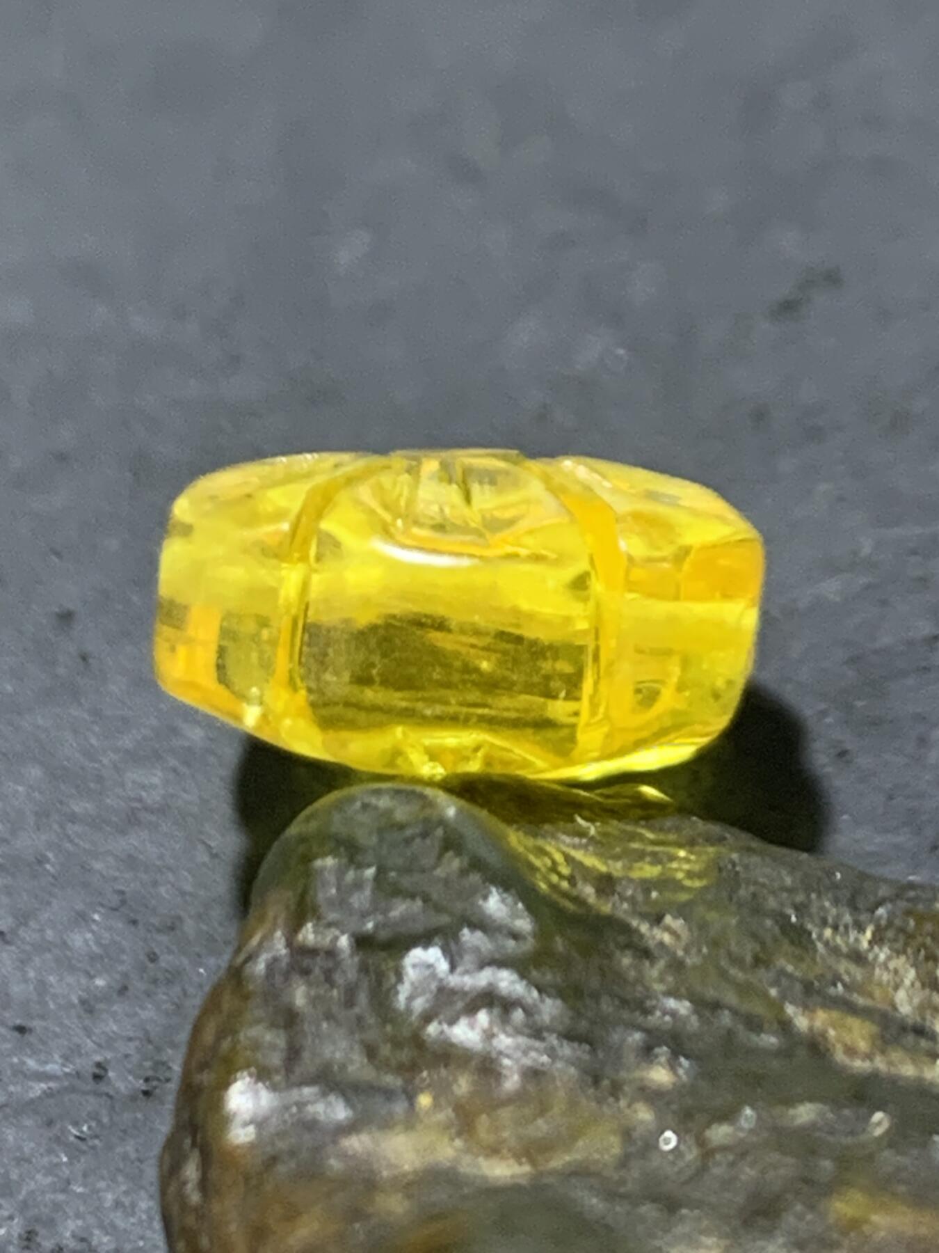 天然乌克兰原矿蜜蜡雕刻太阳花通货背云（板珠，吊坠)一个，