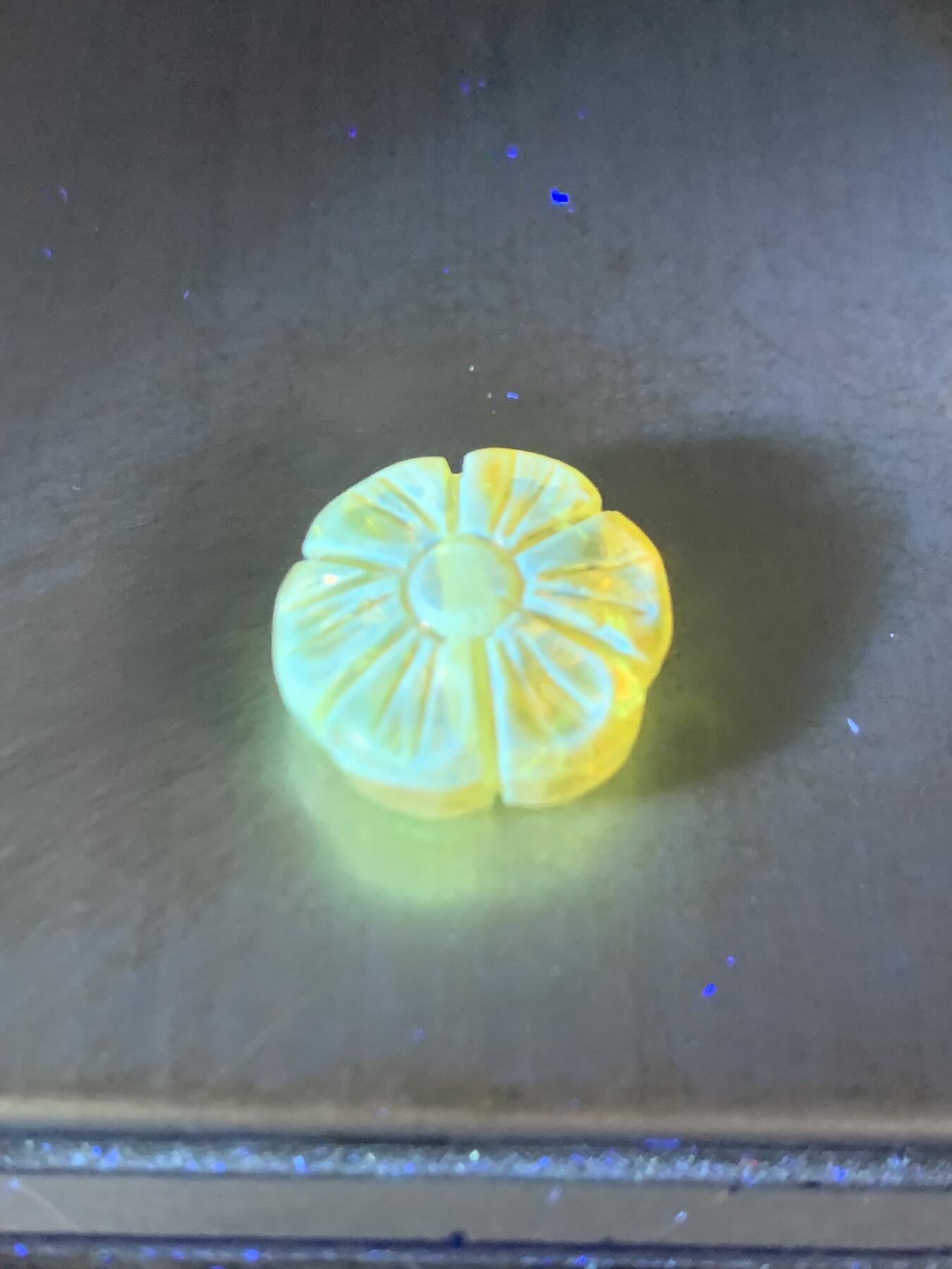 天然乌克兰原矿蜜蜡雕刻太阳花通货背云（板珠，吊坠)一个，