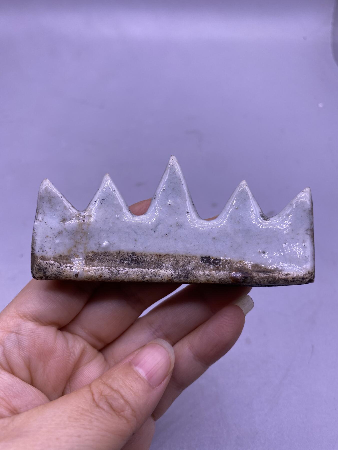 老窑白釉山子笔架，尺寸8*4厘米，品相如图，300包快递
