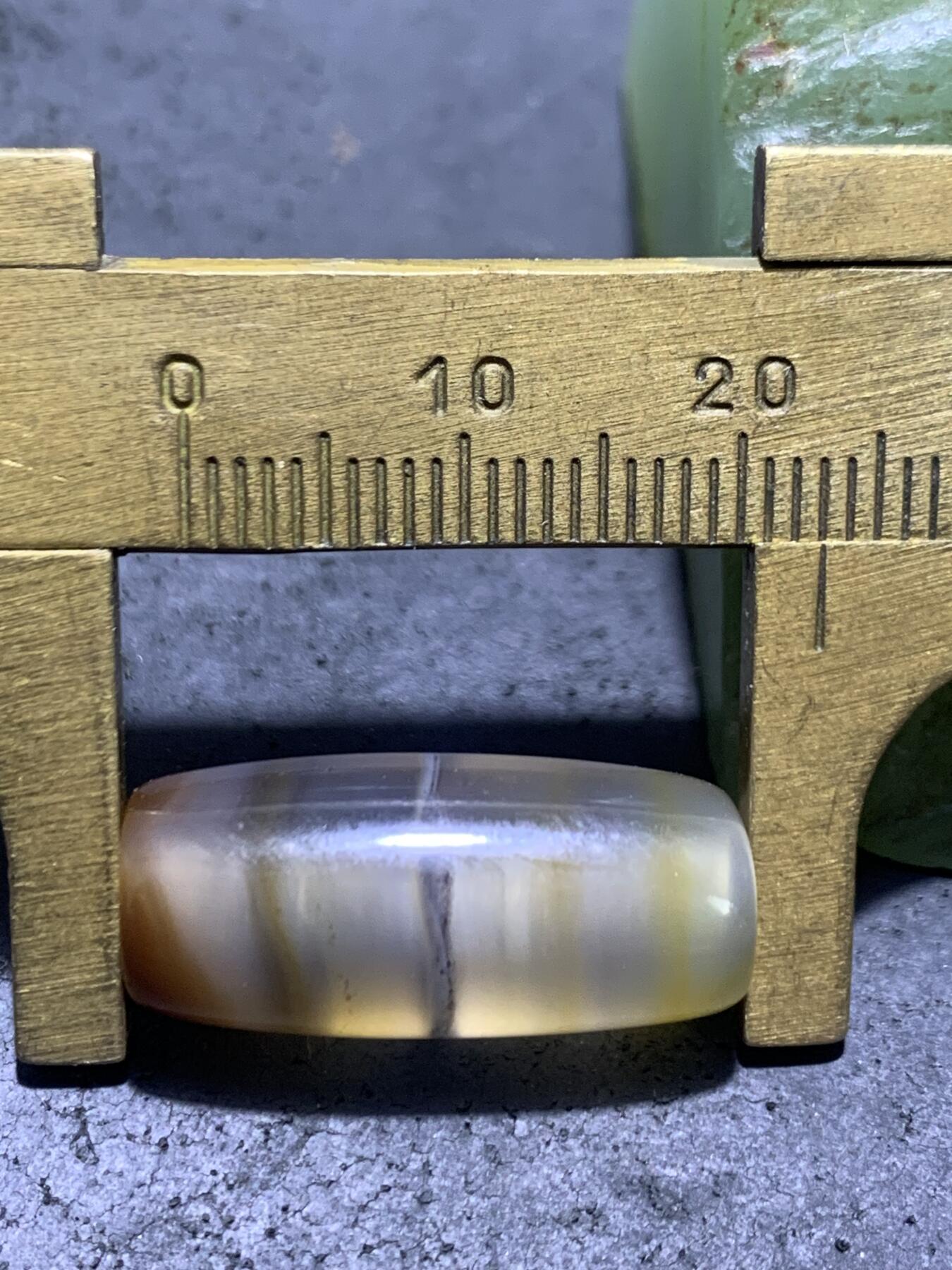 精美天然一线高玉化巴西玛瑙随形桶珠一颗，