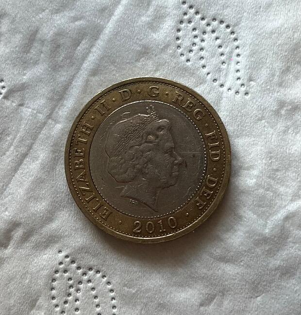 英国2英镑双金属纪念币，纪念罗伯特·伯恩斯诞辰250周年（《友谊天长地久》的作者，用苏格兰方言写成），纪念币于2009年发行，发行量为3253000枚，品相如图，按图发货，喜欢可以直接拍