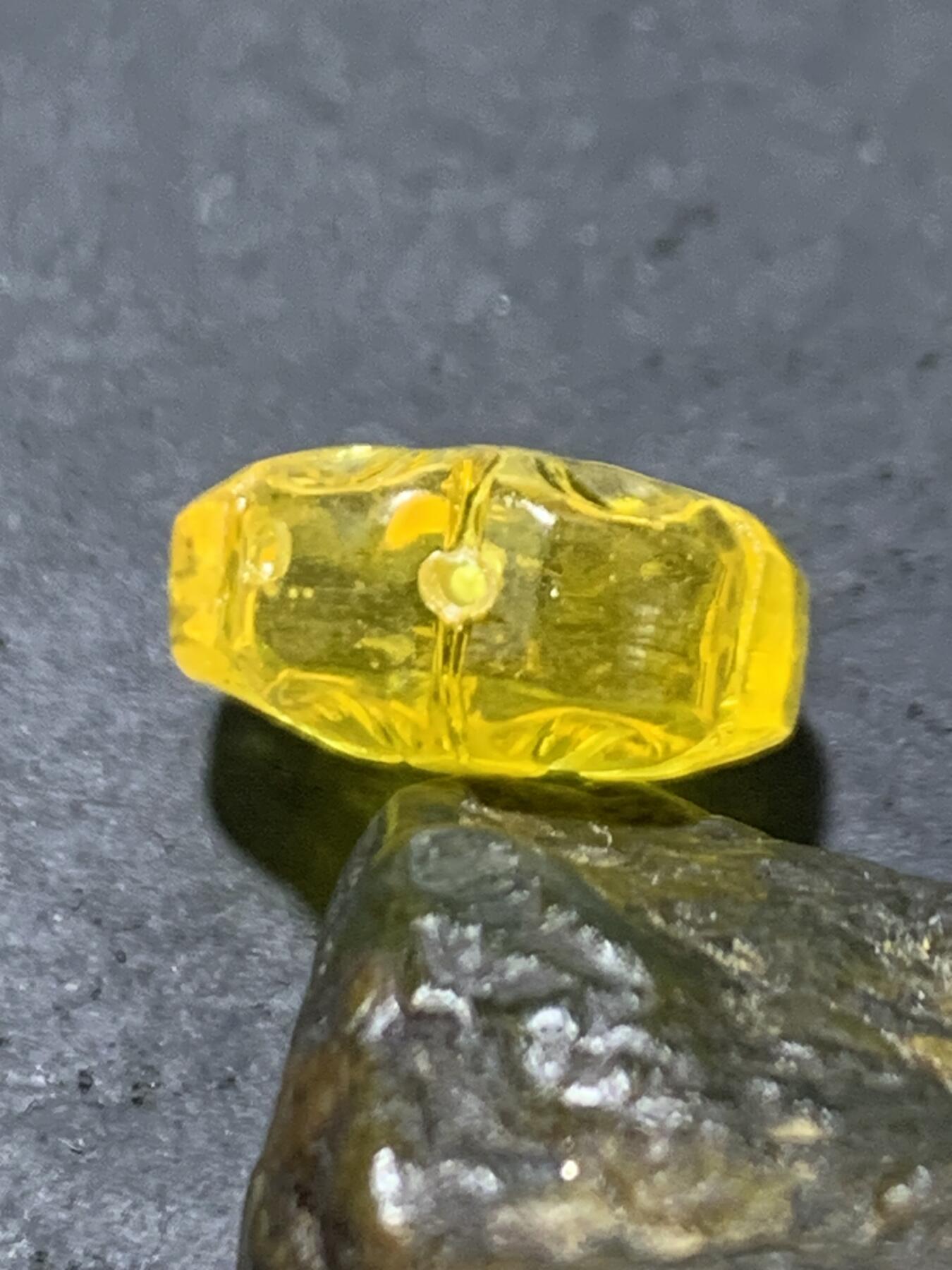 天然乌克兰原矿蜜蜡雕刻太阳花通货背云（板珠，吊坠)一个，