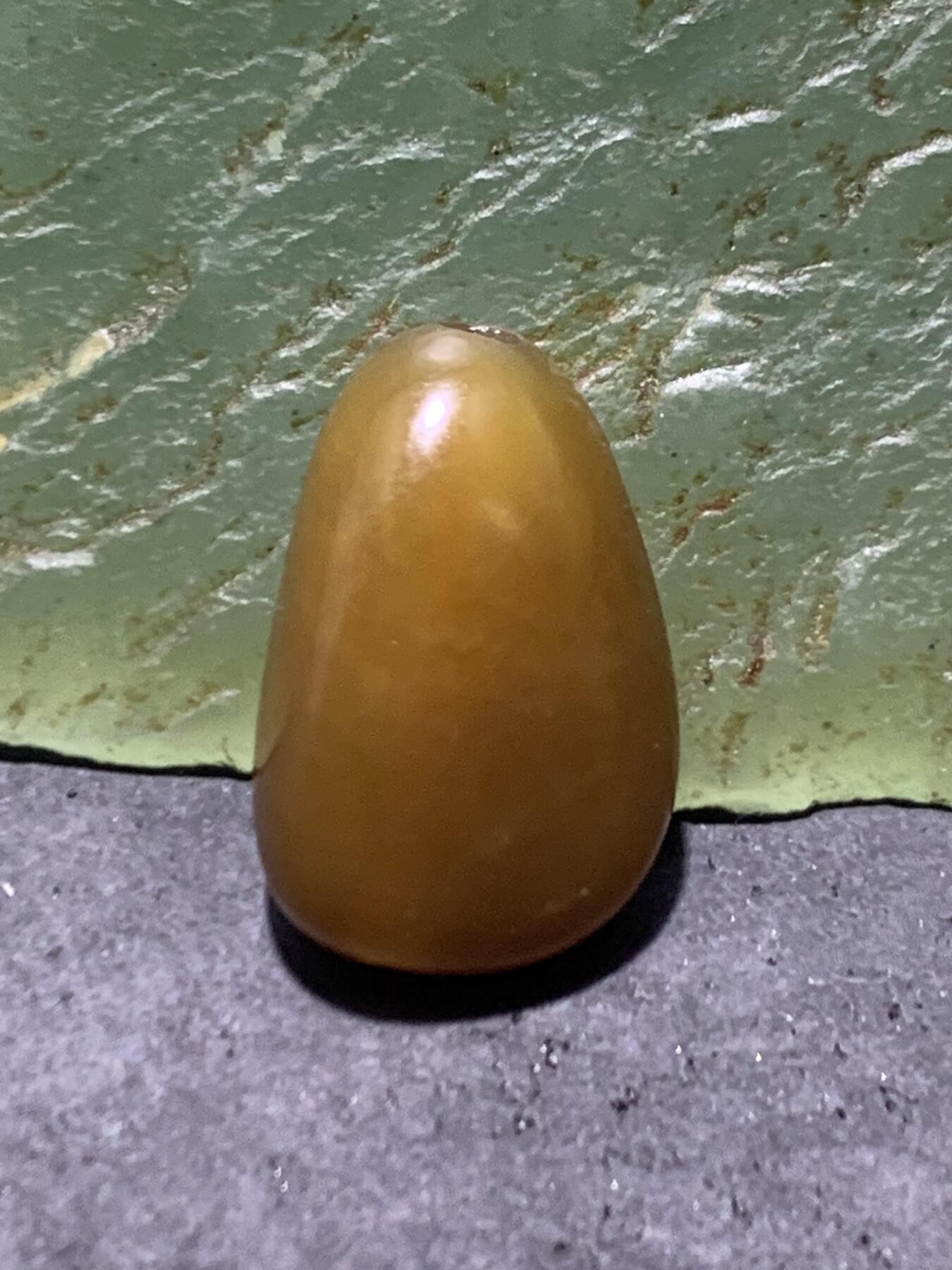 精美糖料和田玉独籽随形珠子一颗